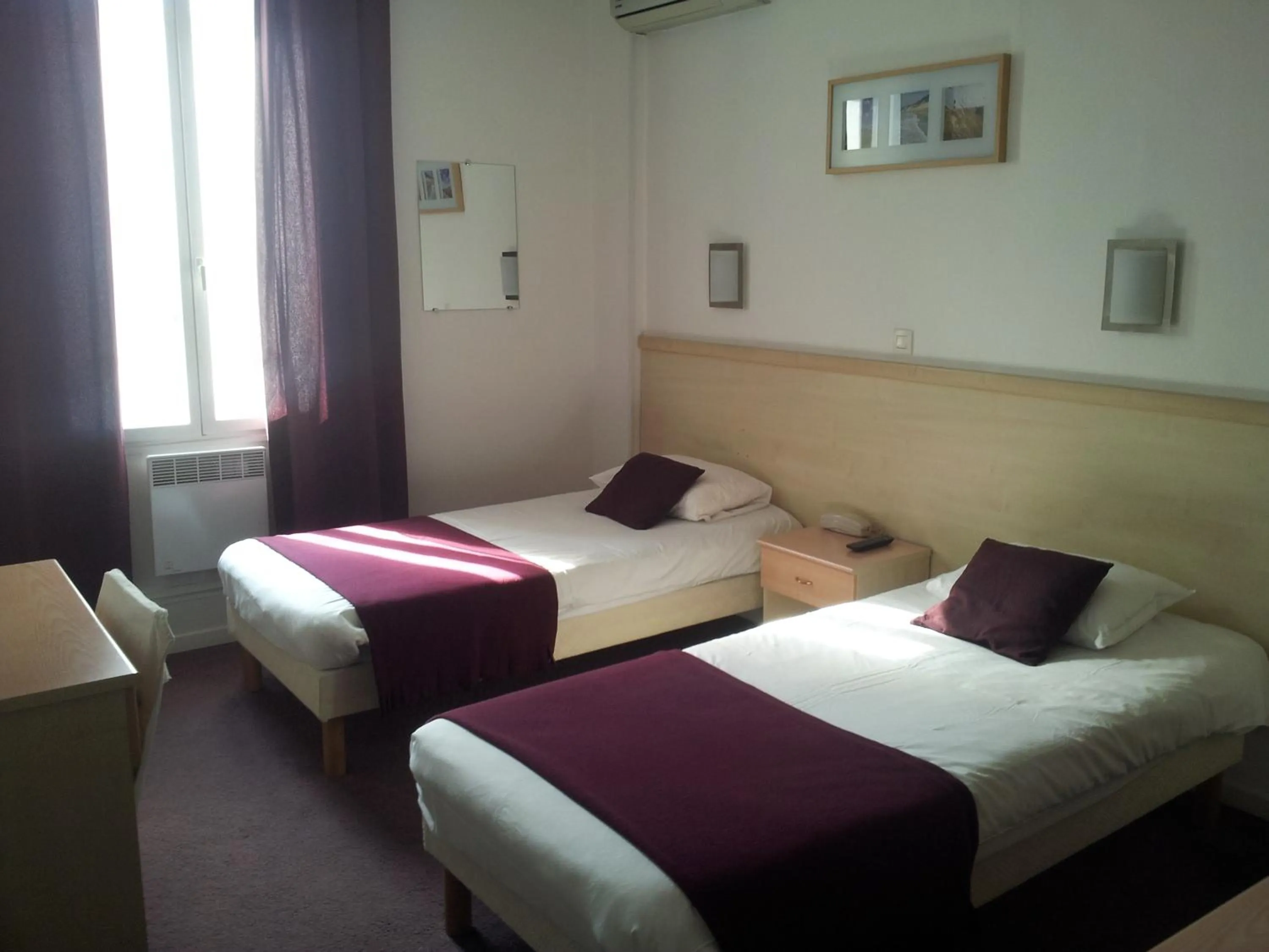 Photo of the whole room in Hôtel Du Midi