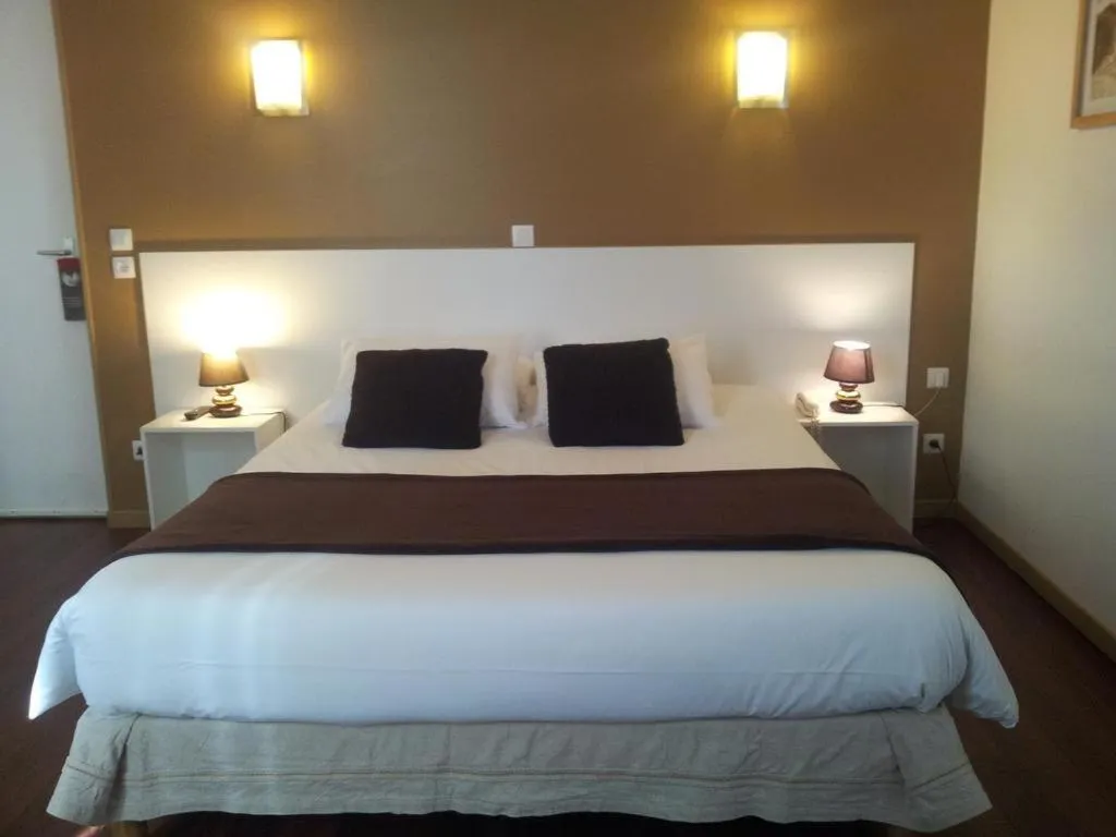 Photo of the whole room in Hôtel Du Midi