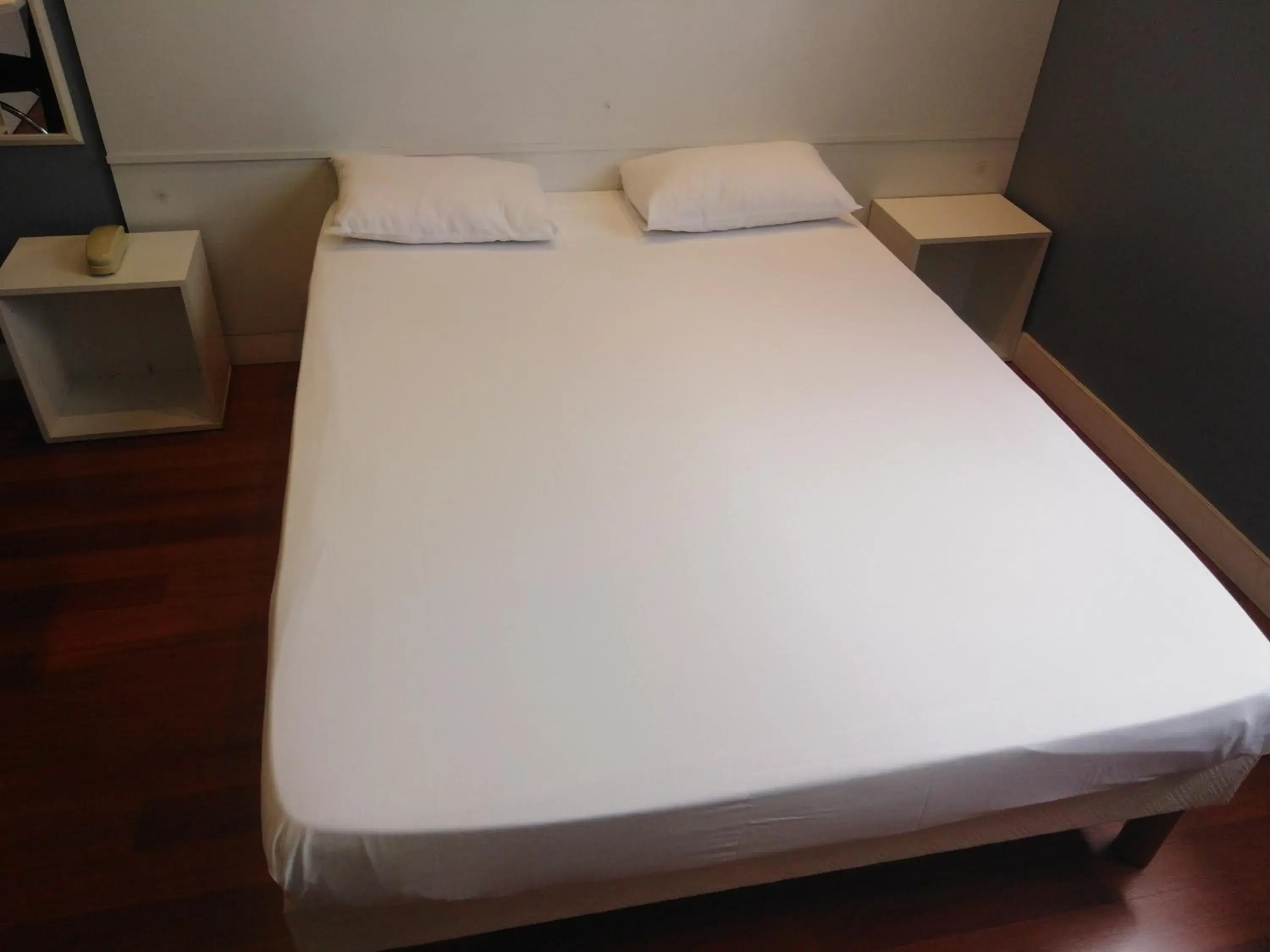 Small Double Room - single occupancy in Hôtel Du Midi Small Double Room - single occupancy in Hôtel Du Midi