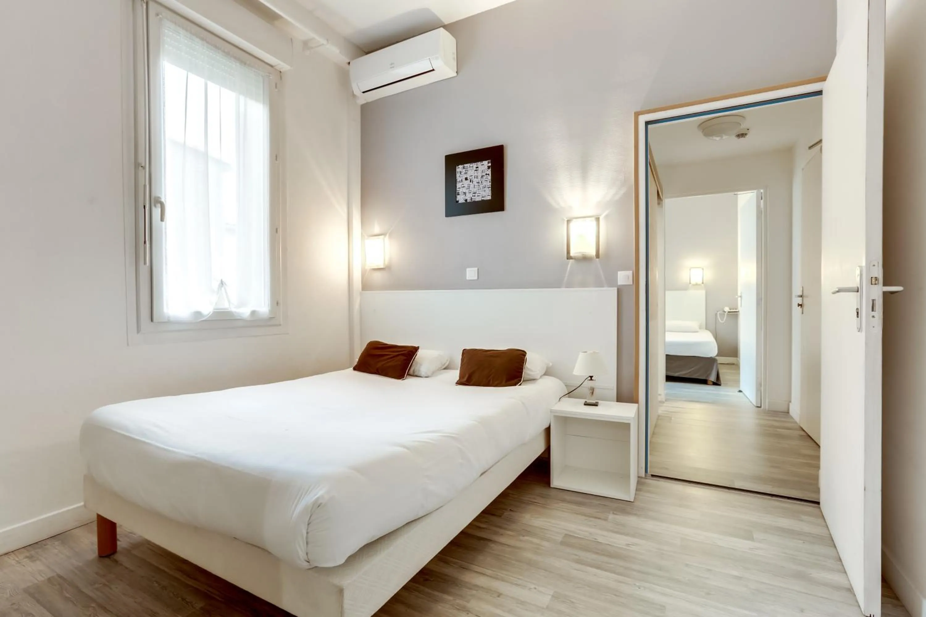 Photo of the whole room in Hôtel Du Midi