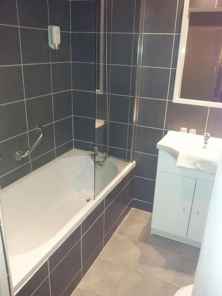 Shower in Hôtel Du Midi