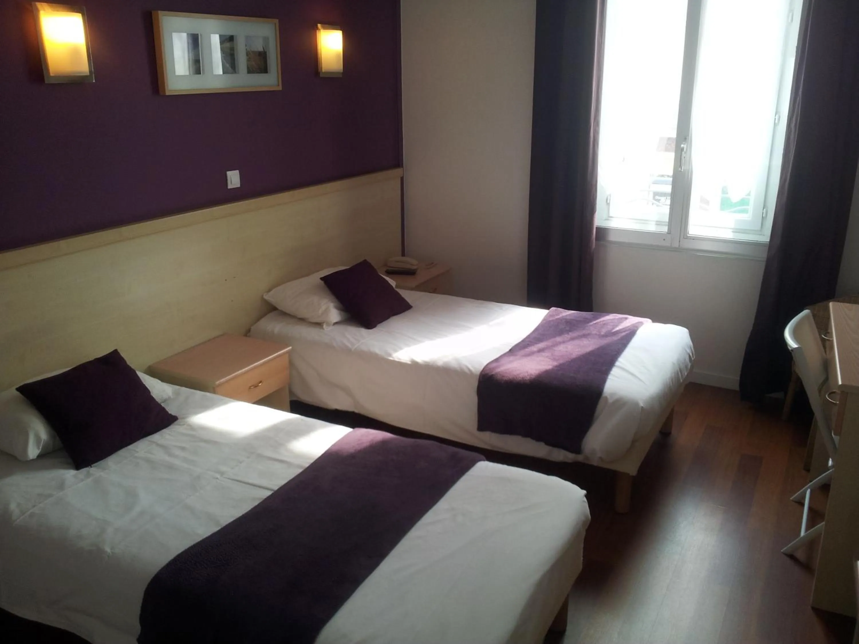 Photo of the whole room in Hôtel Du Midi