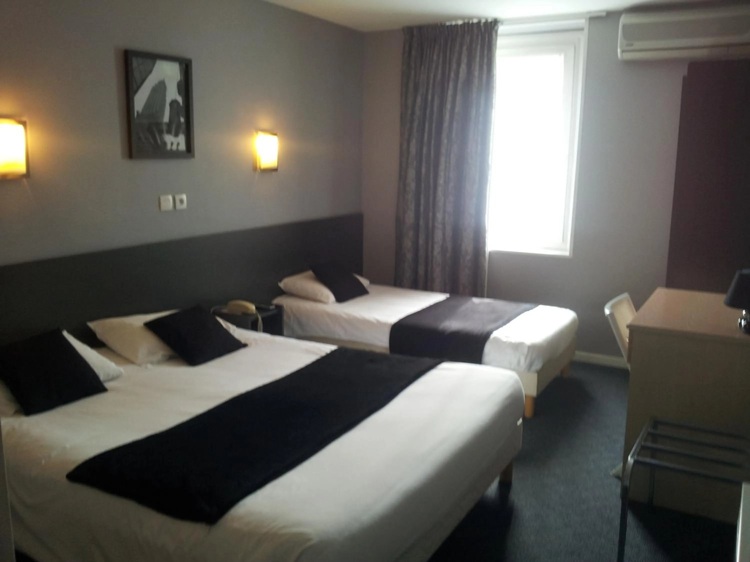 Photo of the whole room in Hôtel Du Midi