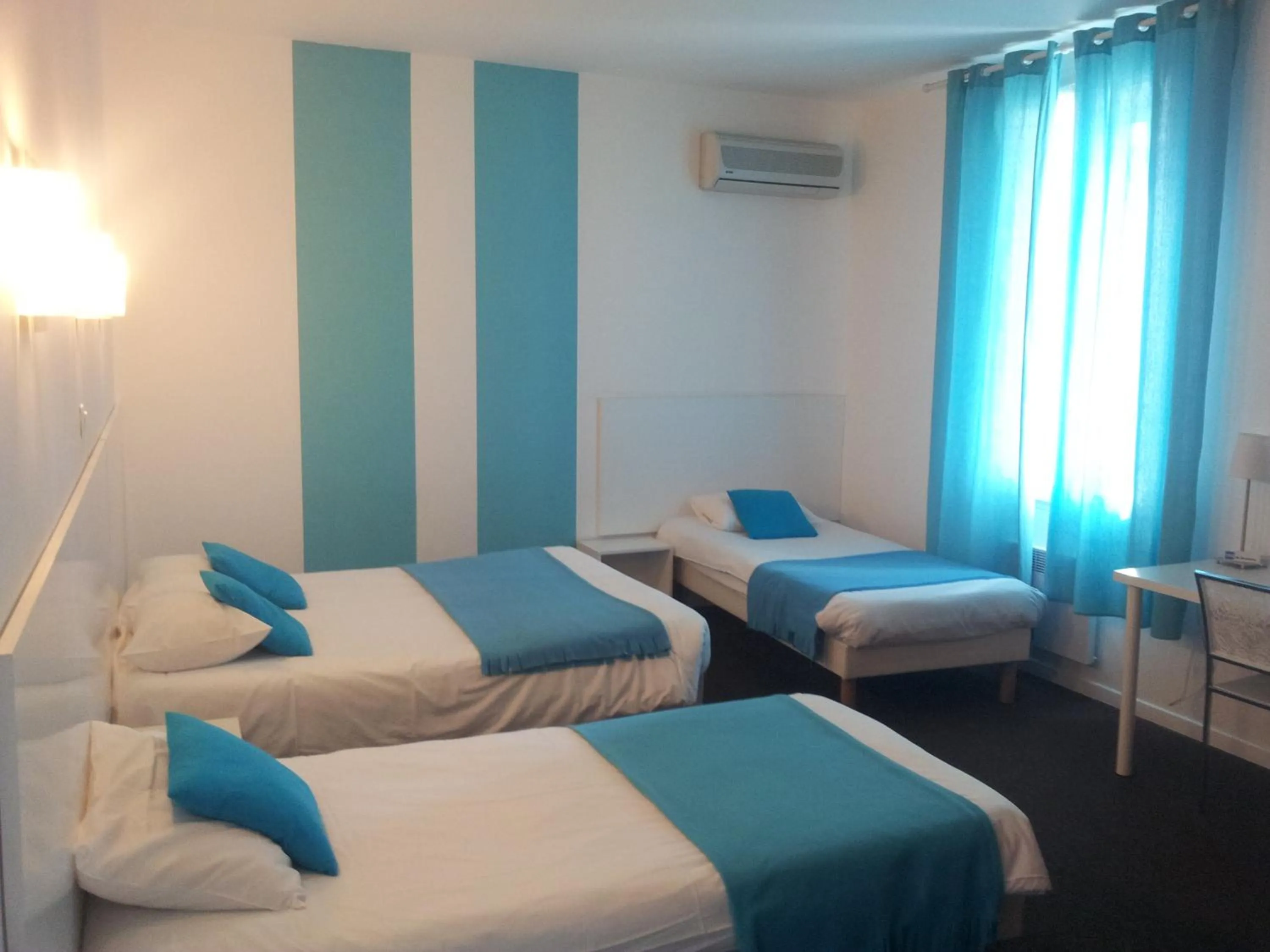 Photo of the whole room in Hôtel Du Midi