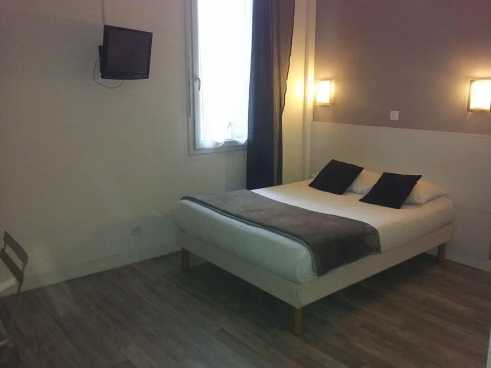 Photo of the whole room in Hôtel Du Midi