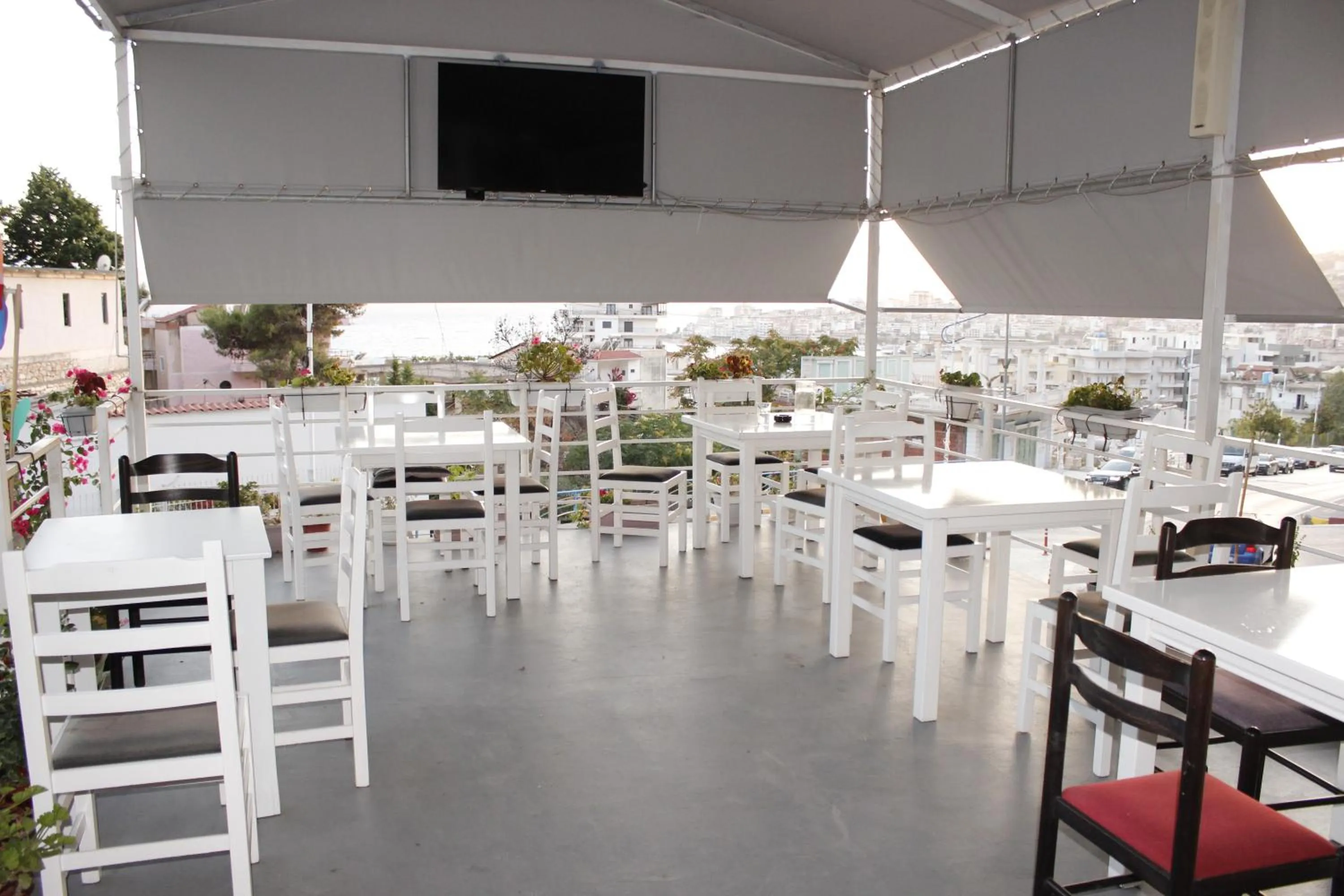 Restaurant/places to eat in Bebi Hotel And Apartments