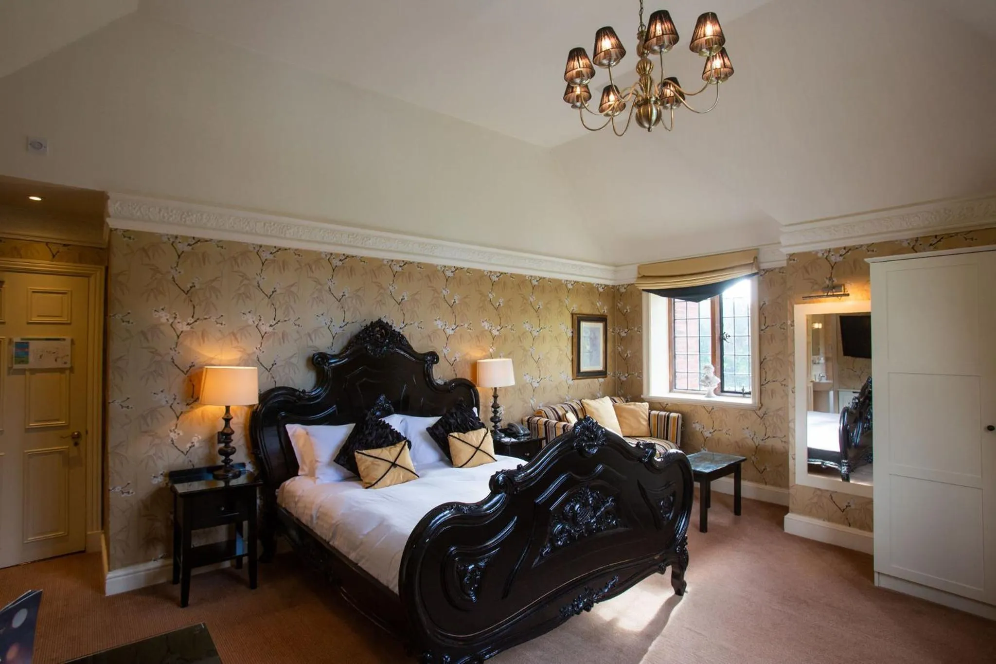 Bed in Inglewood Manor