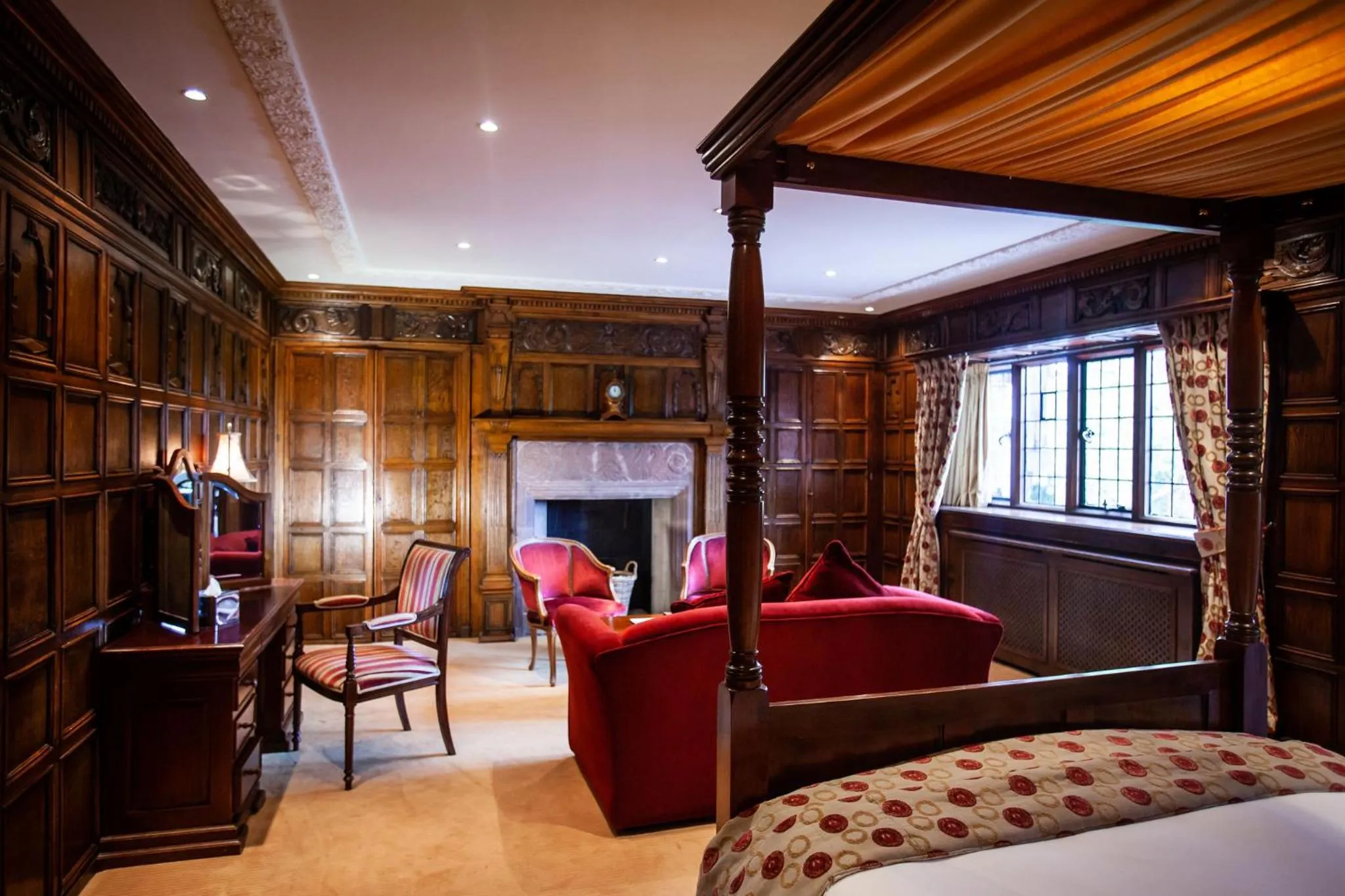 Living room, Bed in Inglewood Manor