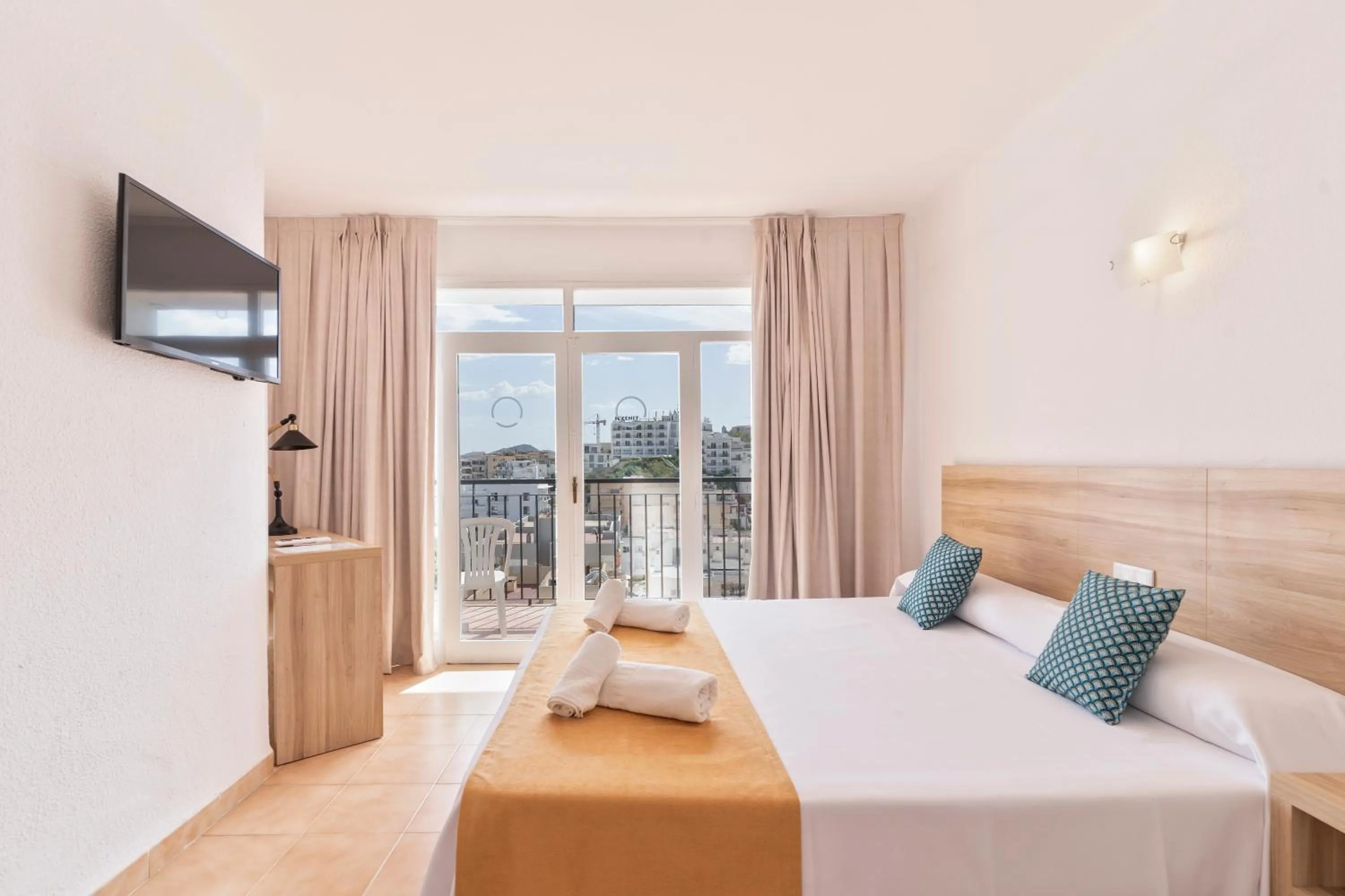 Photo of the whole room, Bed in Don Quijote