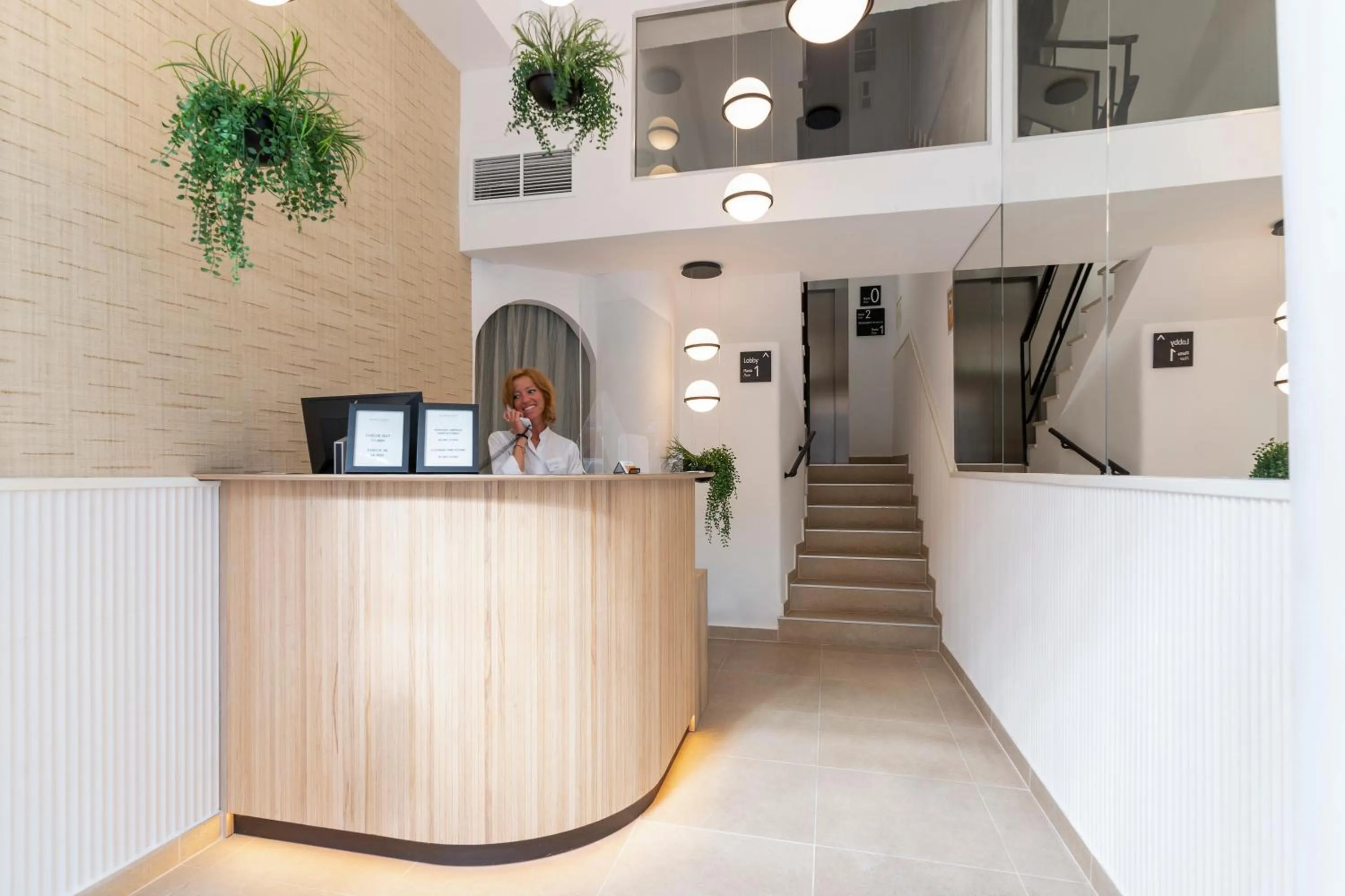 Staff, Lobby/Reception in Don Quijote