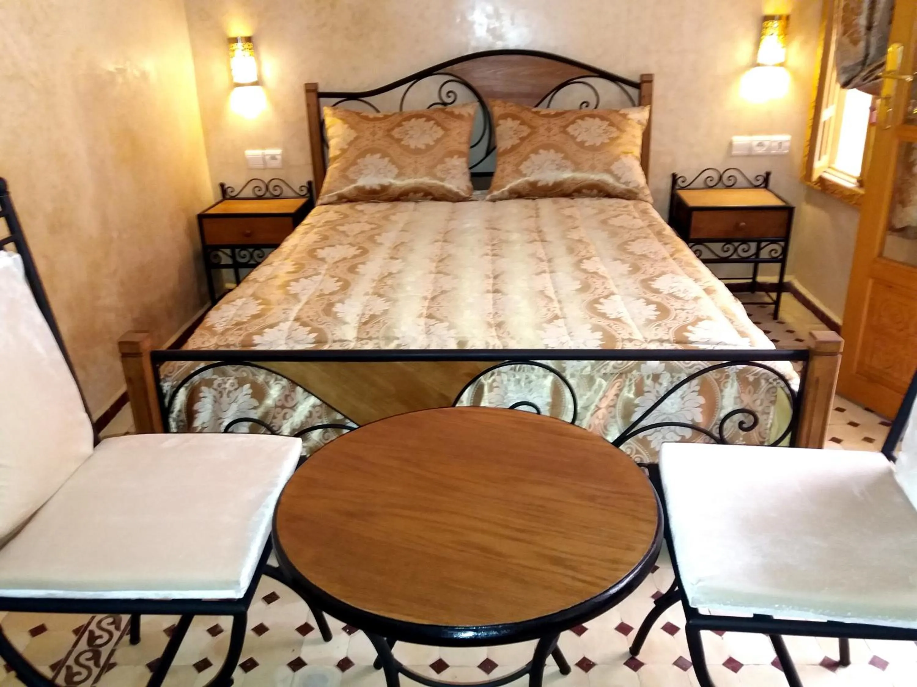 Living room, Bed in Riad Dar Saidi