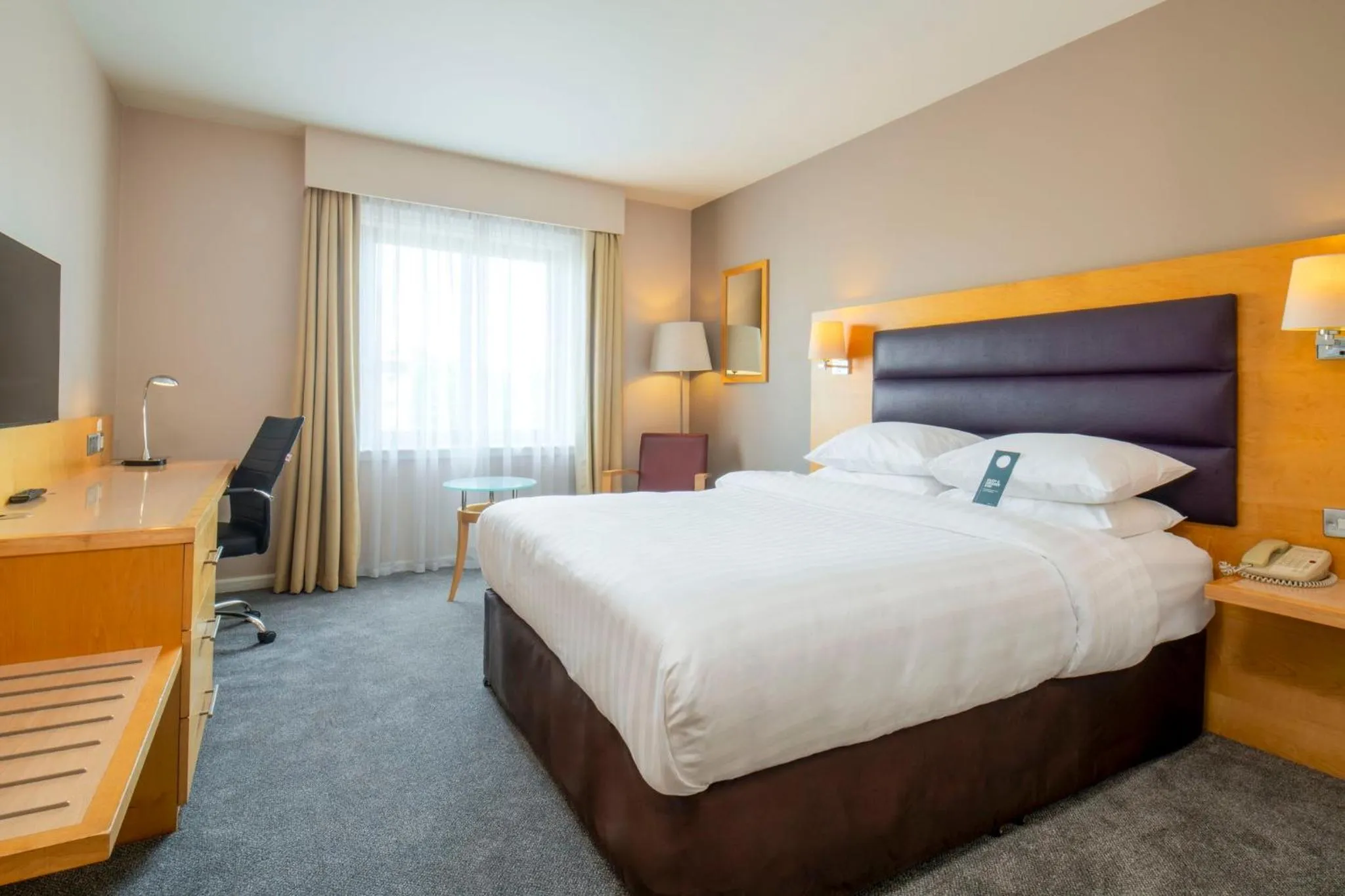 Photo of the whole room, Bed in Holiday Inn London Brentford Lock by IHG