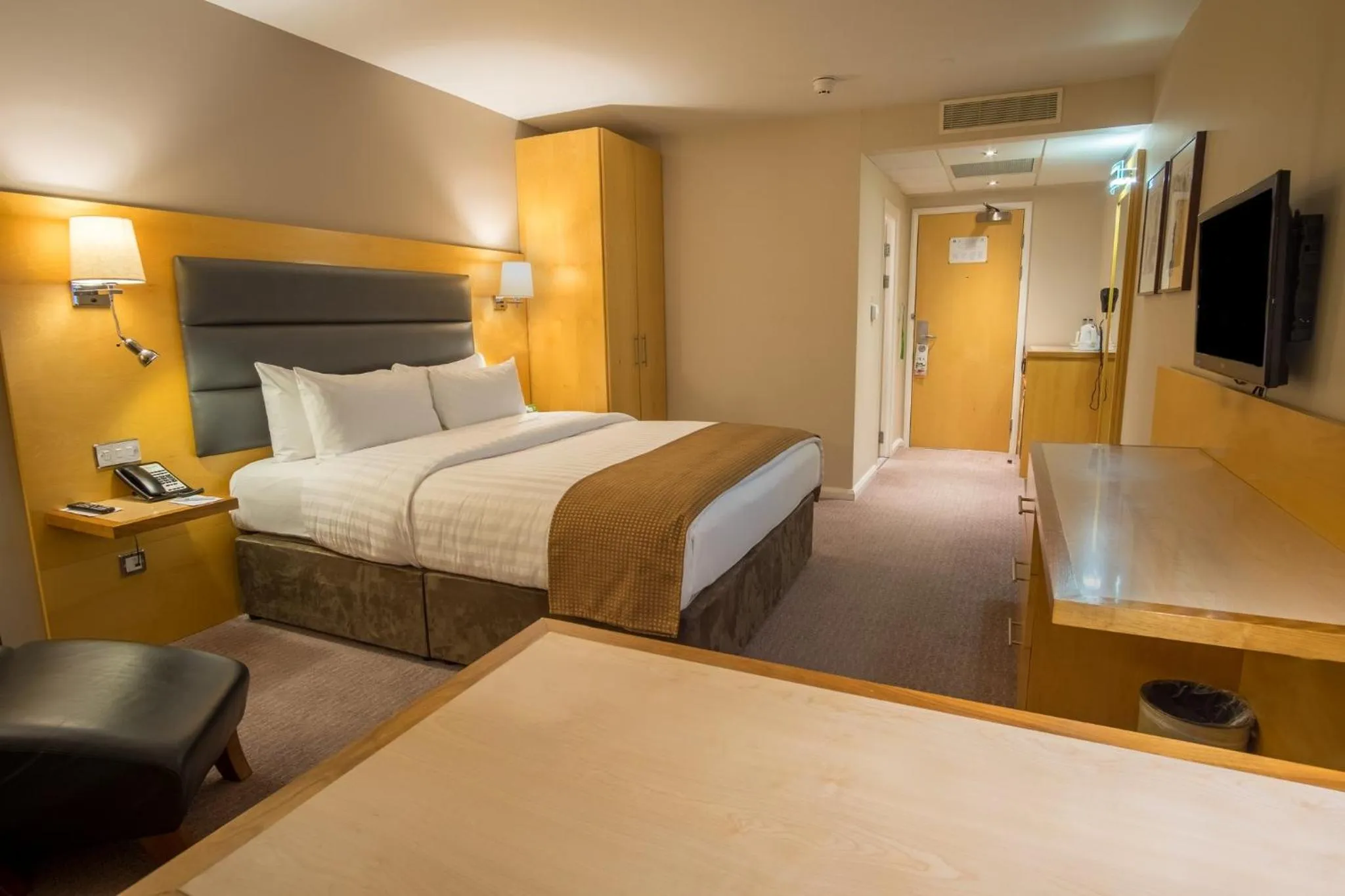 Photo of the whole room, Bed in Holiday Inn London Brentford Lock by IHG