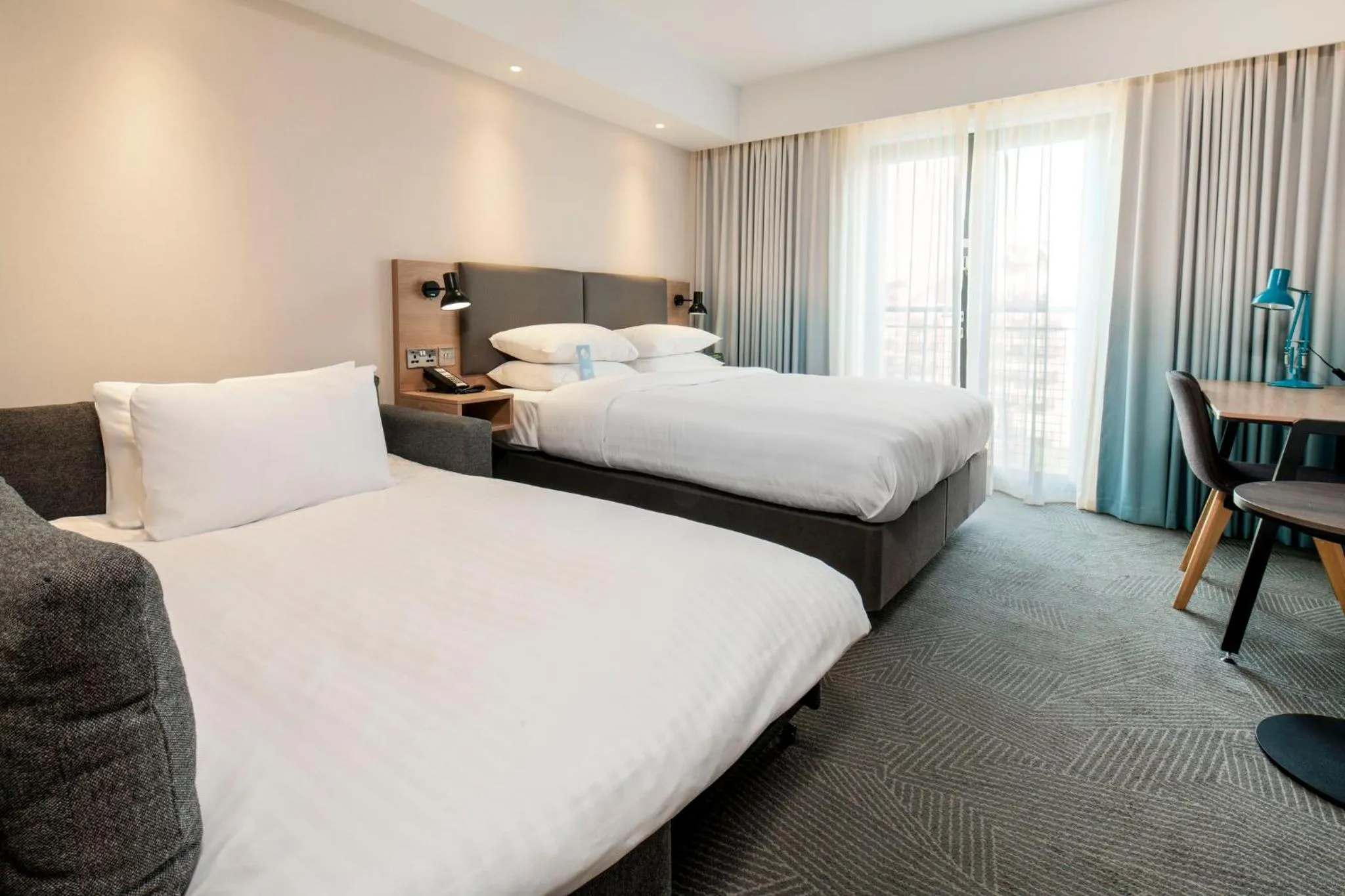 Photo of the whole room, Bed in Holiday Inn London Brentford Lock by IHG