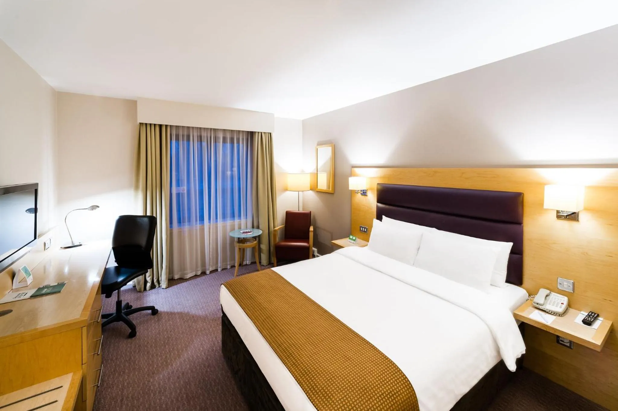 Photo of the whole room, Bed in Holiday Inn London Brentford Lock by IHG