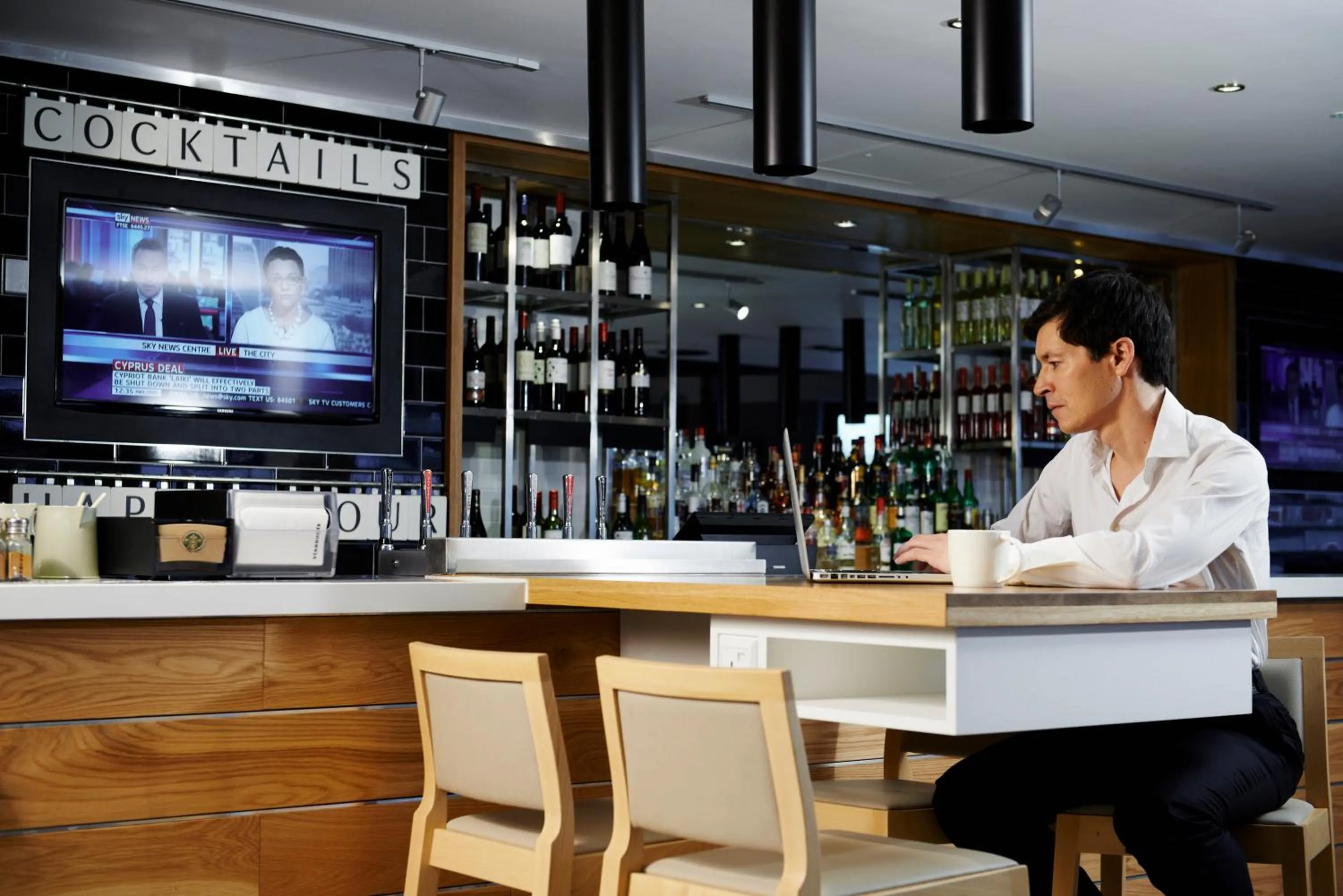 Lounge or bar in Holiday Inn London Brentford Lock by IHG