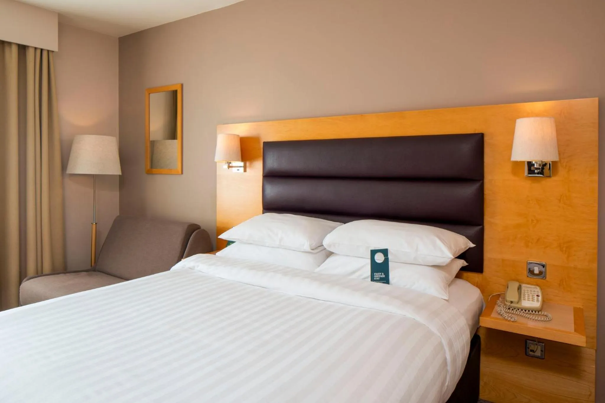 Photo of the whole room, Bed in Holiday Inn London Brentford Lock by IHG