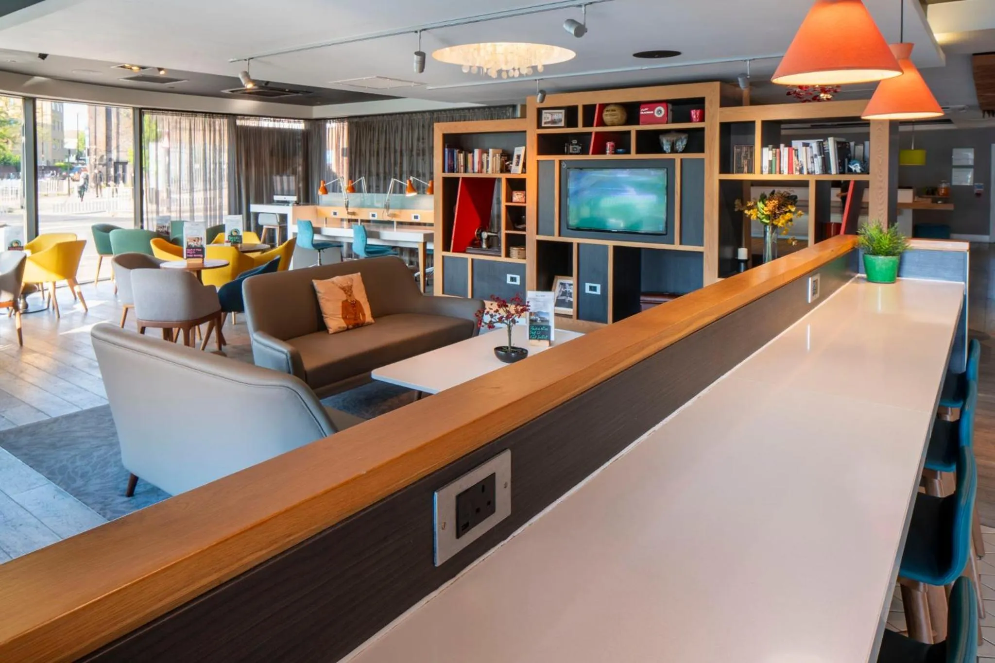 Lounge or bar in Holiday Inn London Brentford Lock by IHG