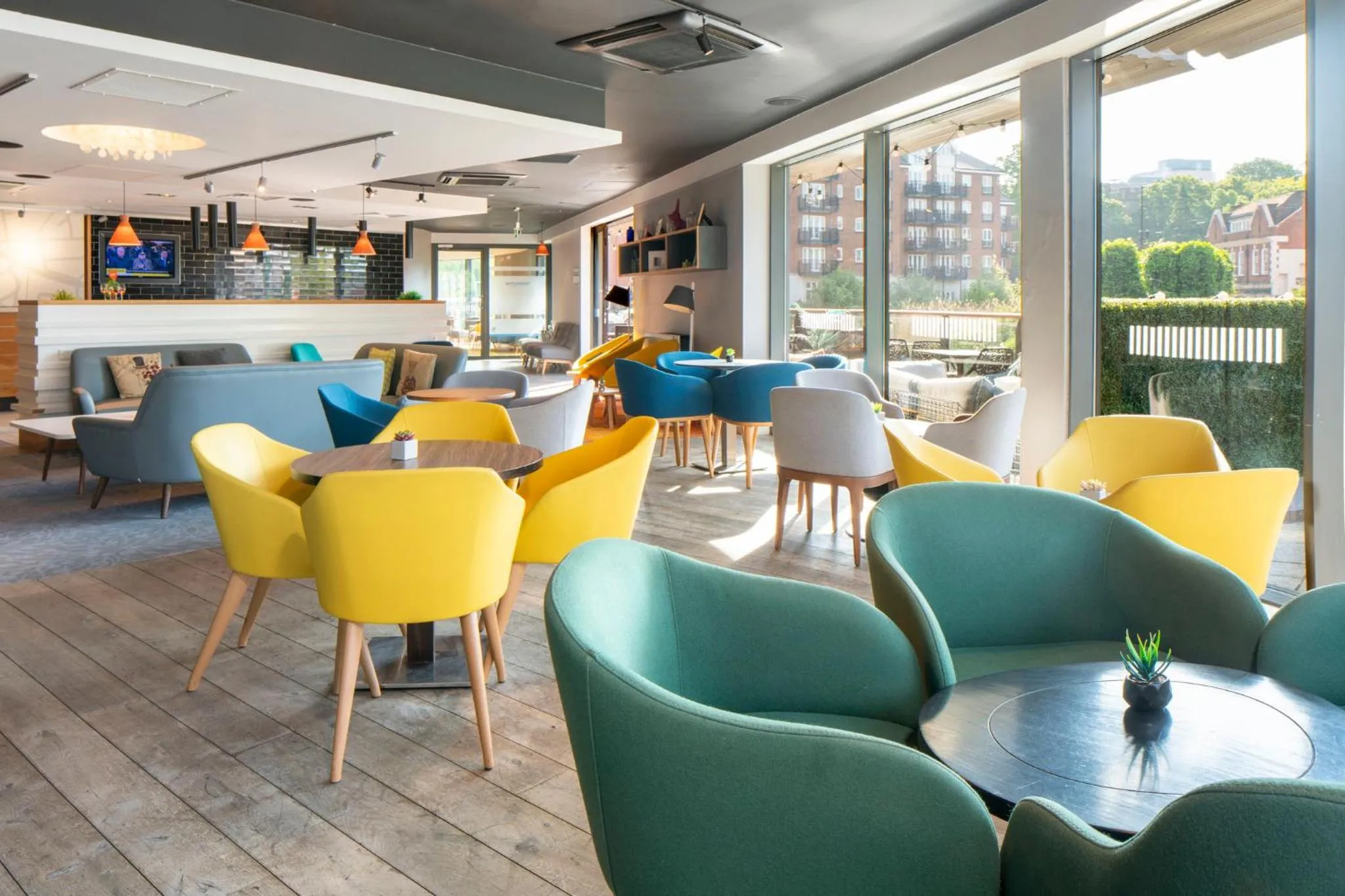 Lounge or bar in Holiday Inn London Brentford Lock by IHG