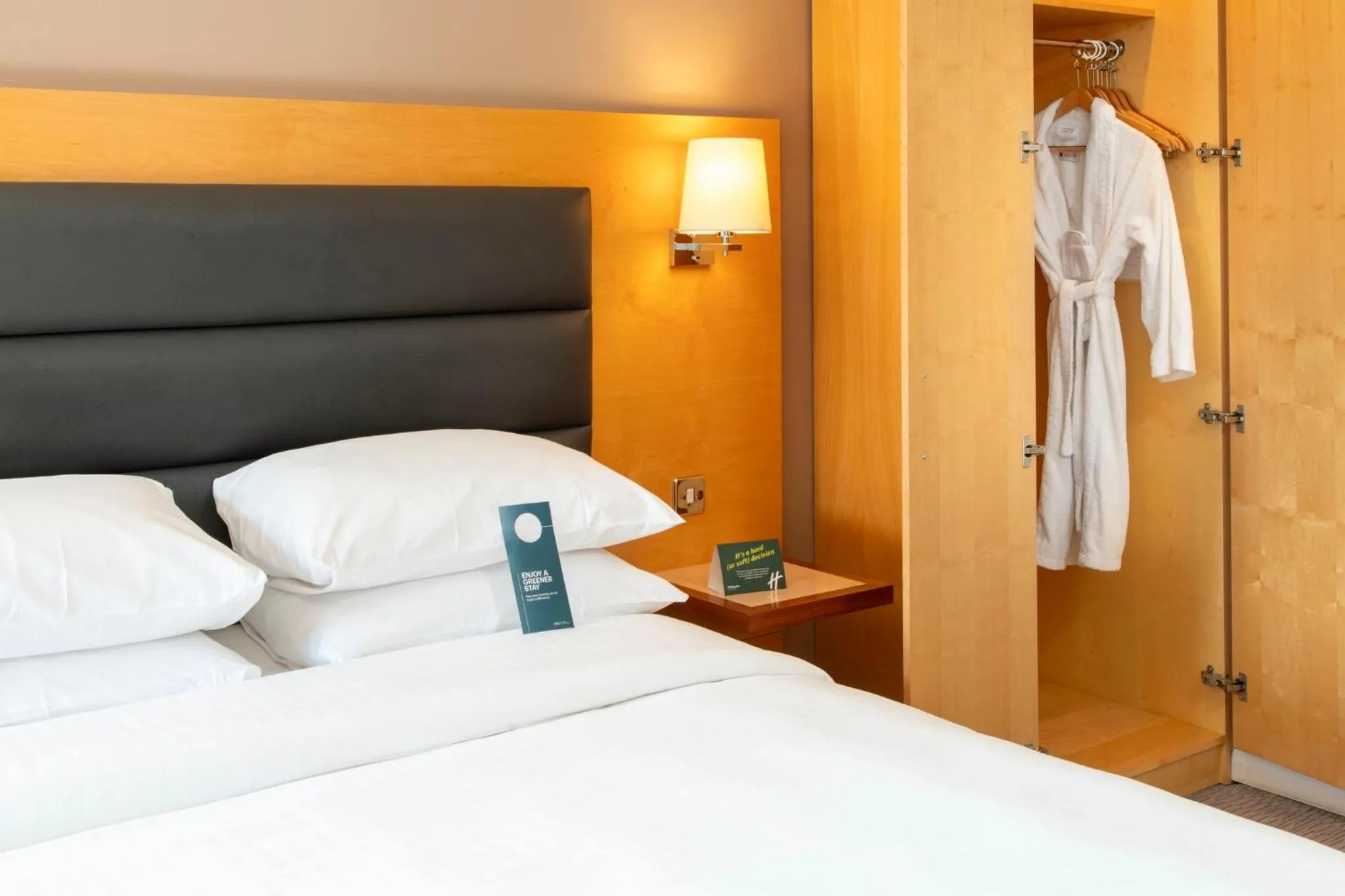 Photo of the whole room, Bed in Holiday Inn London Brentford Lock by IHG