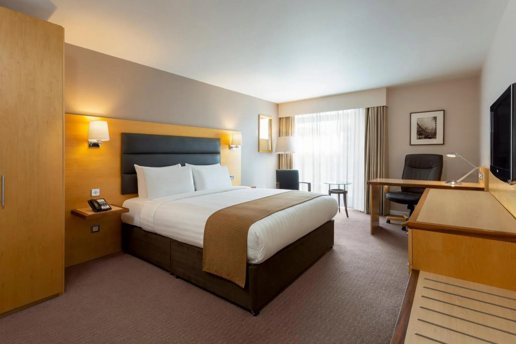 Photo of the whole room, Bed in Holiday Inn London Brentford Lock by IHG