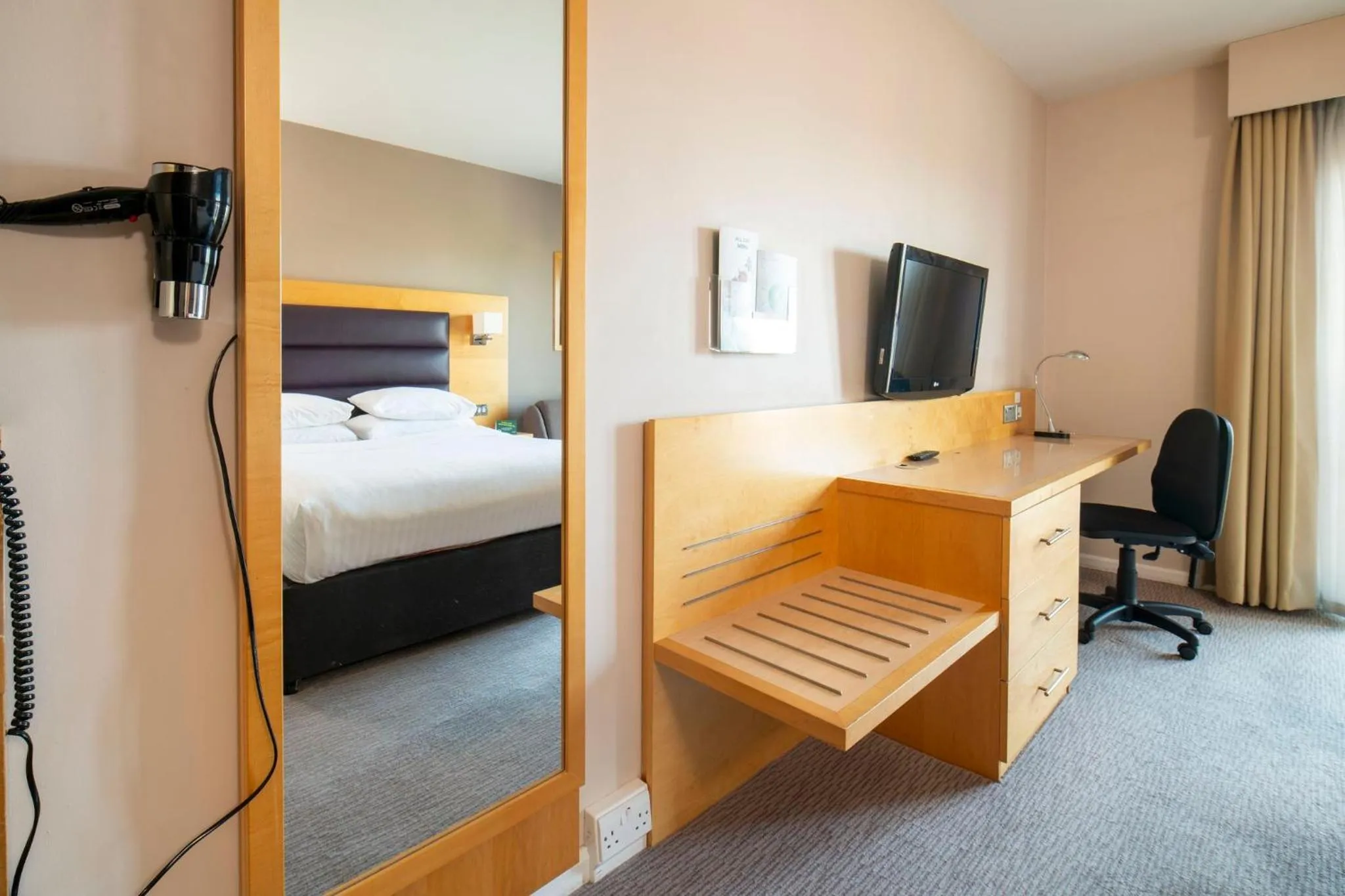 Photo of the whole room, Bed in Holiday Inn London Brentford Lock by IHG