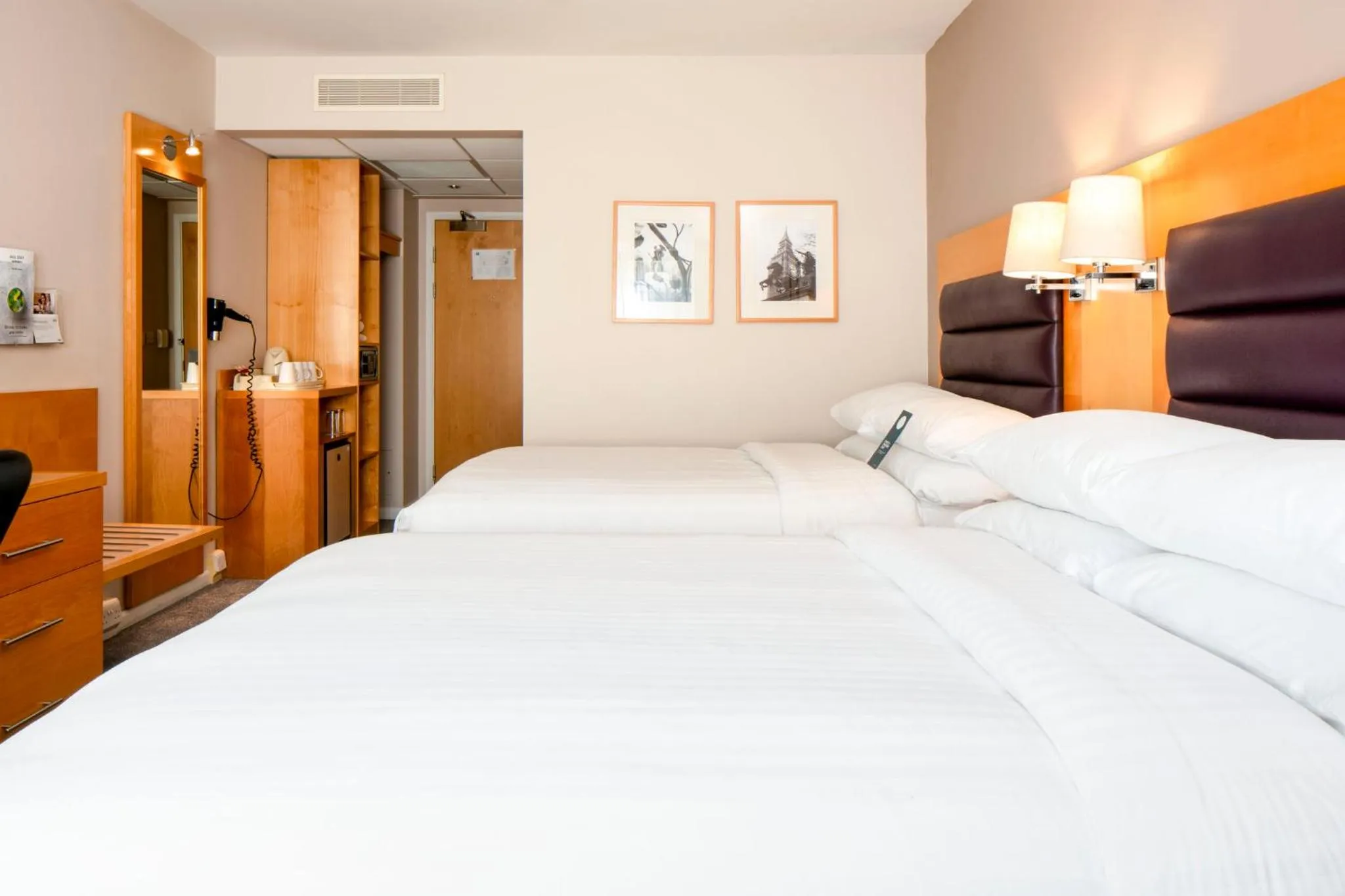 Photo of the whole room, Bed in Holiday Inn London Brentford Lock by IHG