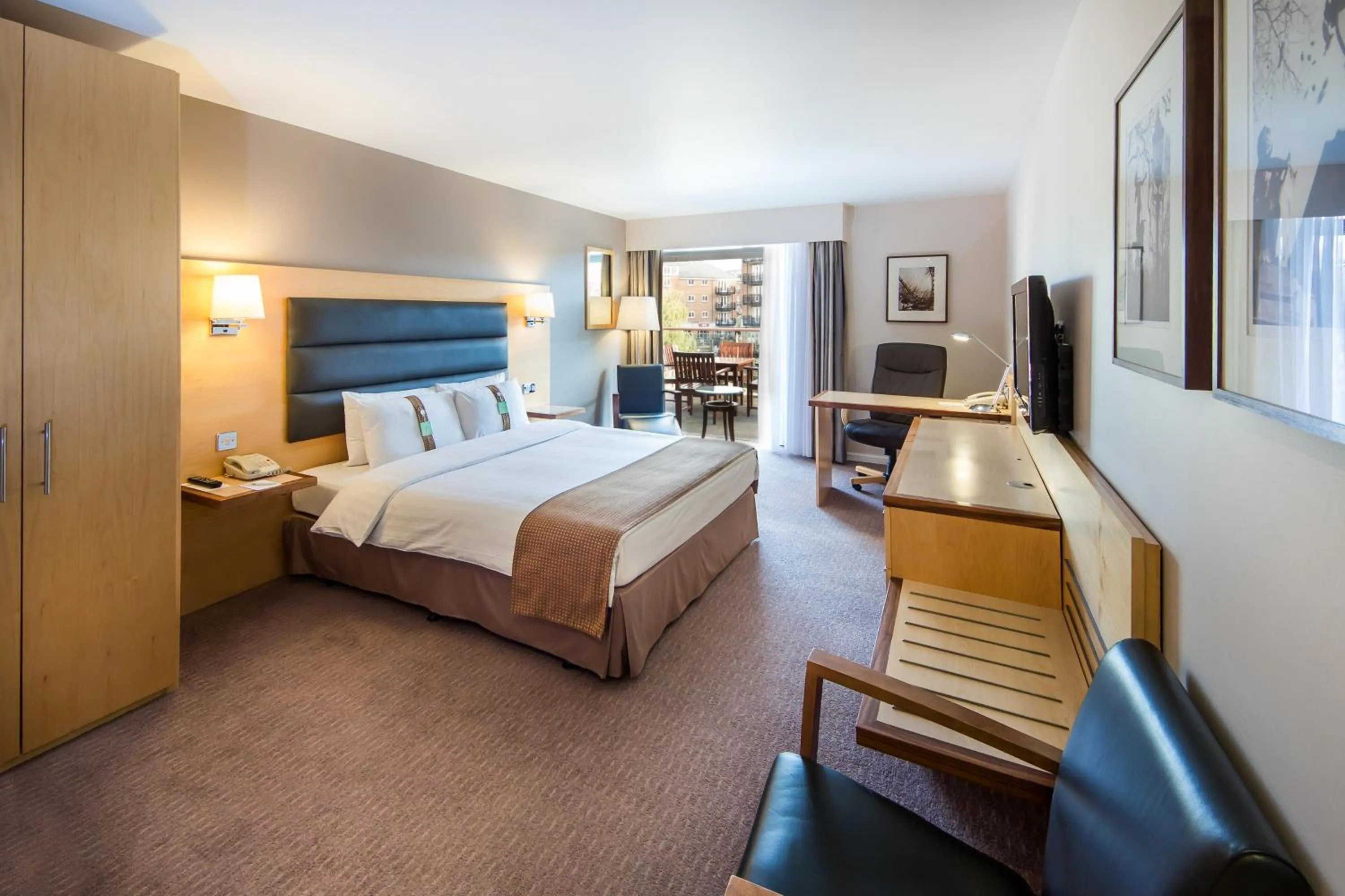 Photo of the whole room, Bed in Holiday Inn London Brentford Lock by IHG