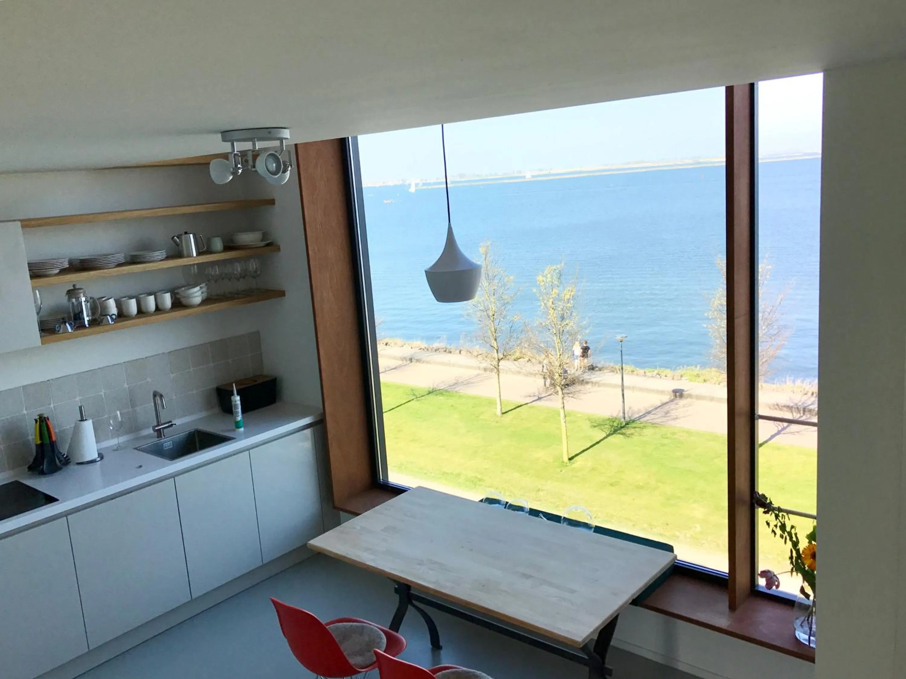 Dining area in Lake View Apartment Amsterdam