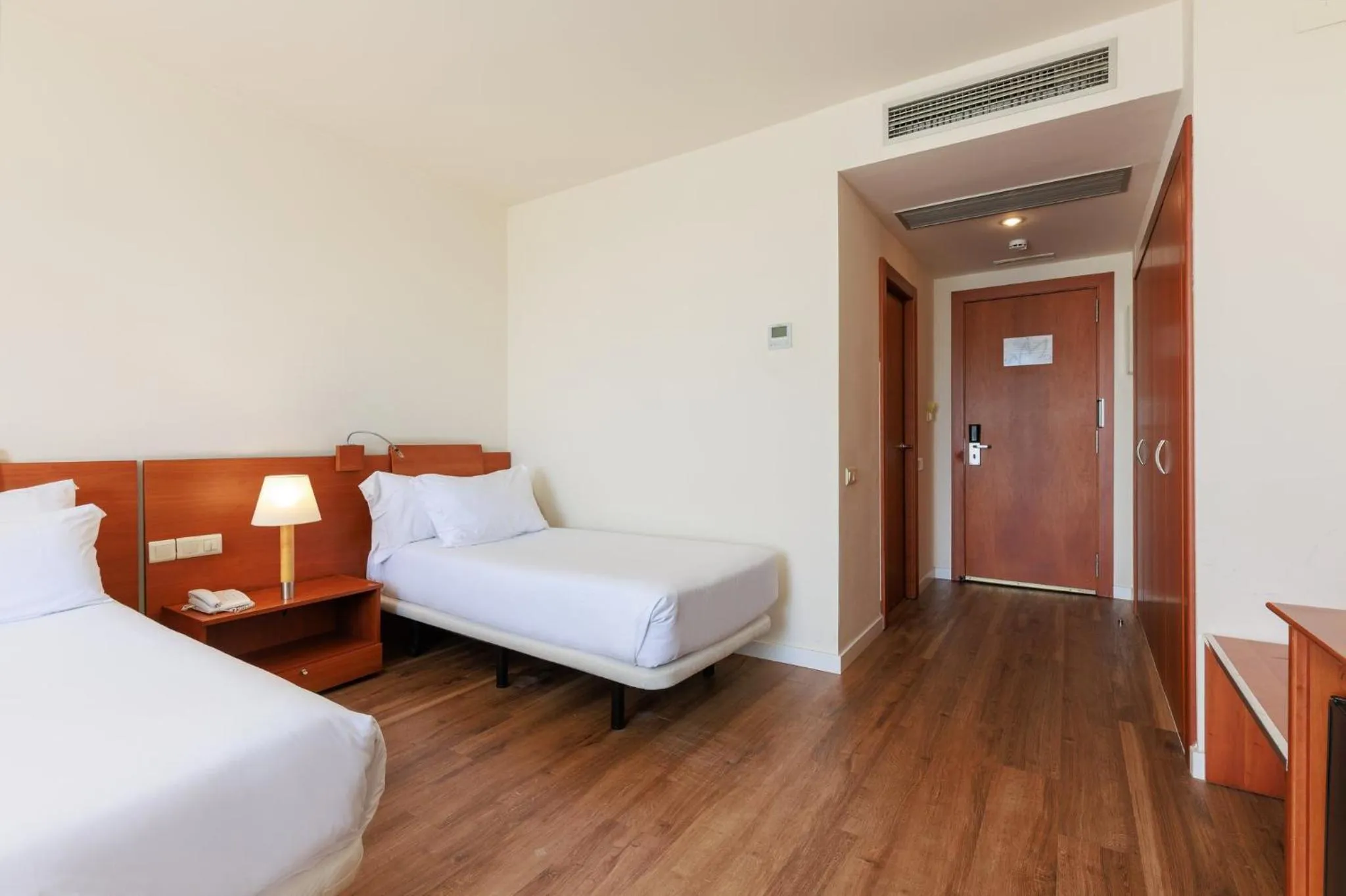 Photo of the whole room, Bed in Sercotel Arrahona Sabadell
