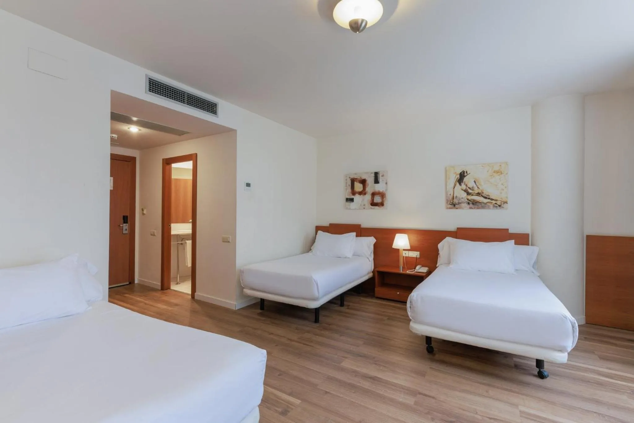 Photo of the whole room, Bed in Sercotel Arrahona Sabadell