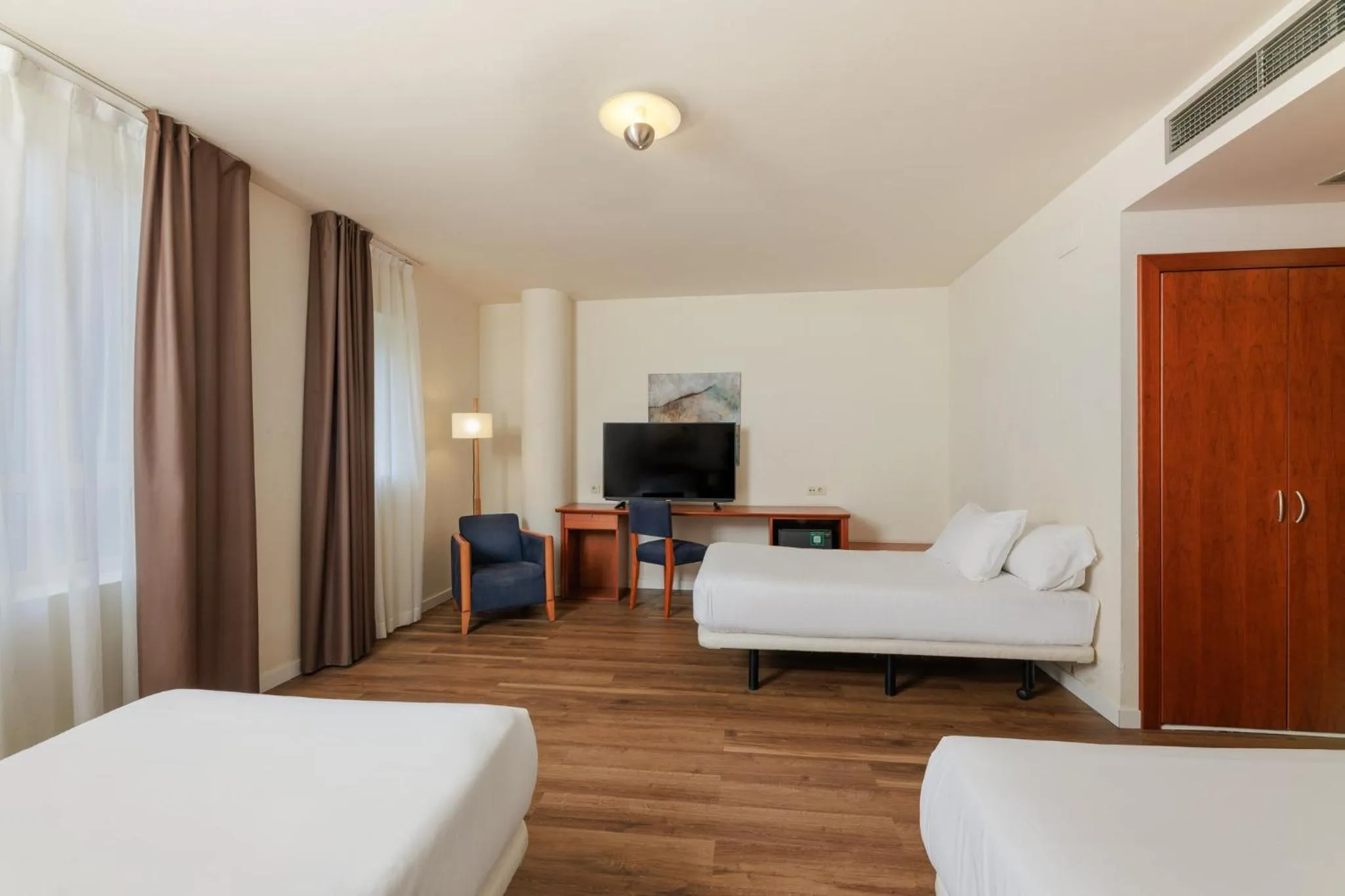 Photo of the whole room, Bed in Sercotel Arrahona Sabadell