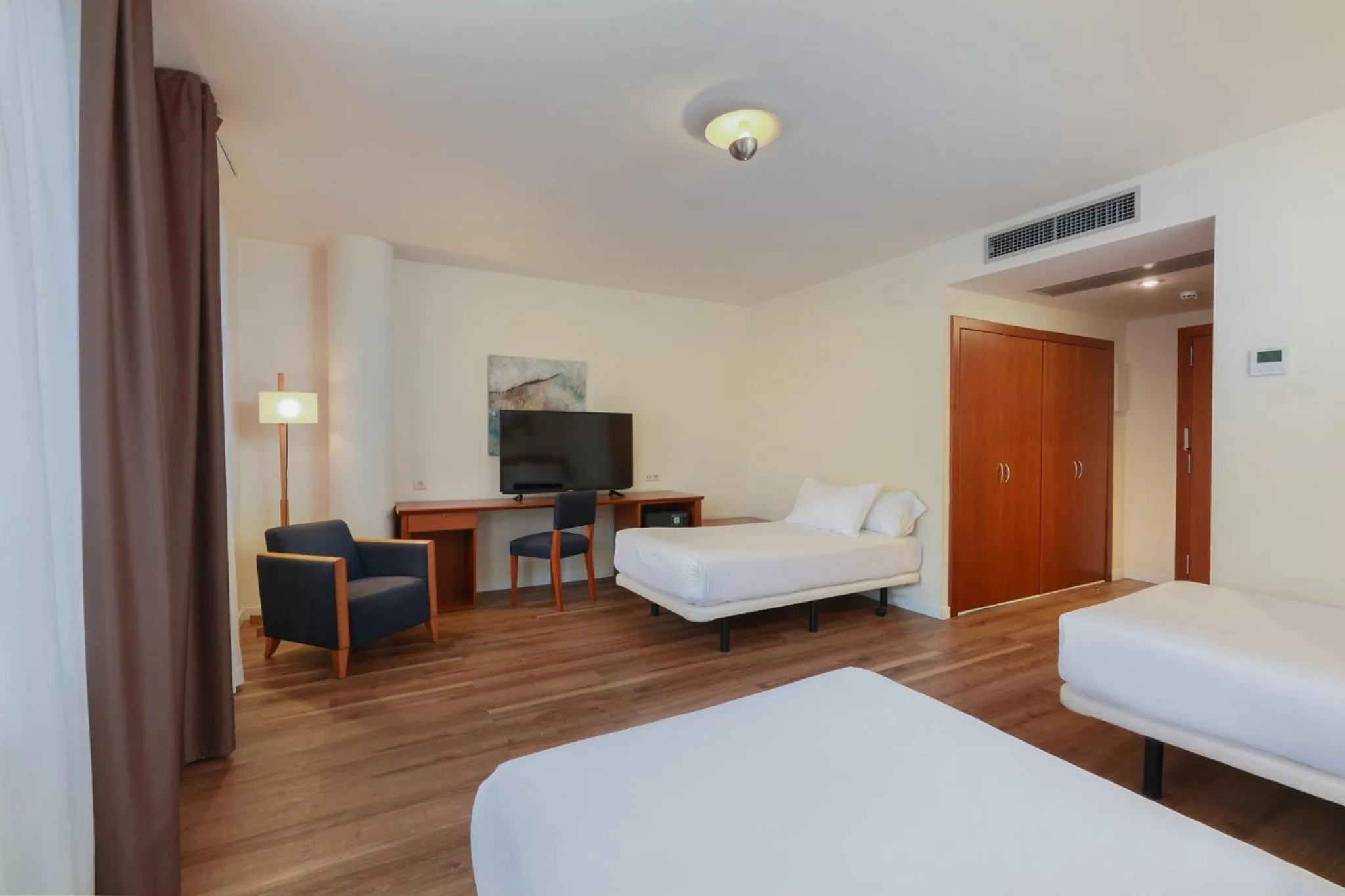 Photo of the whole room, Bed in Sercotel Arrahona Sabadell