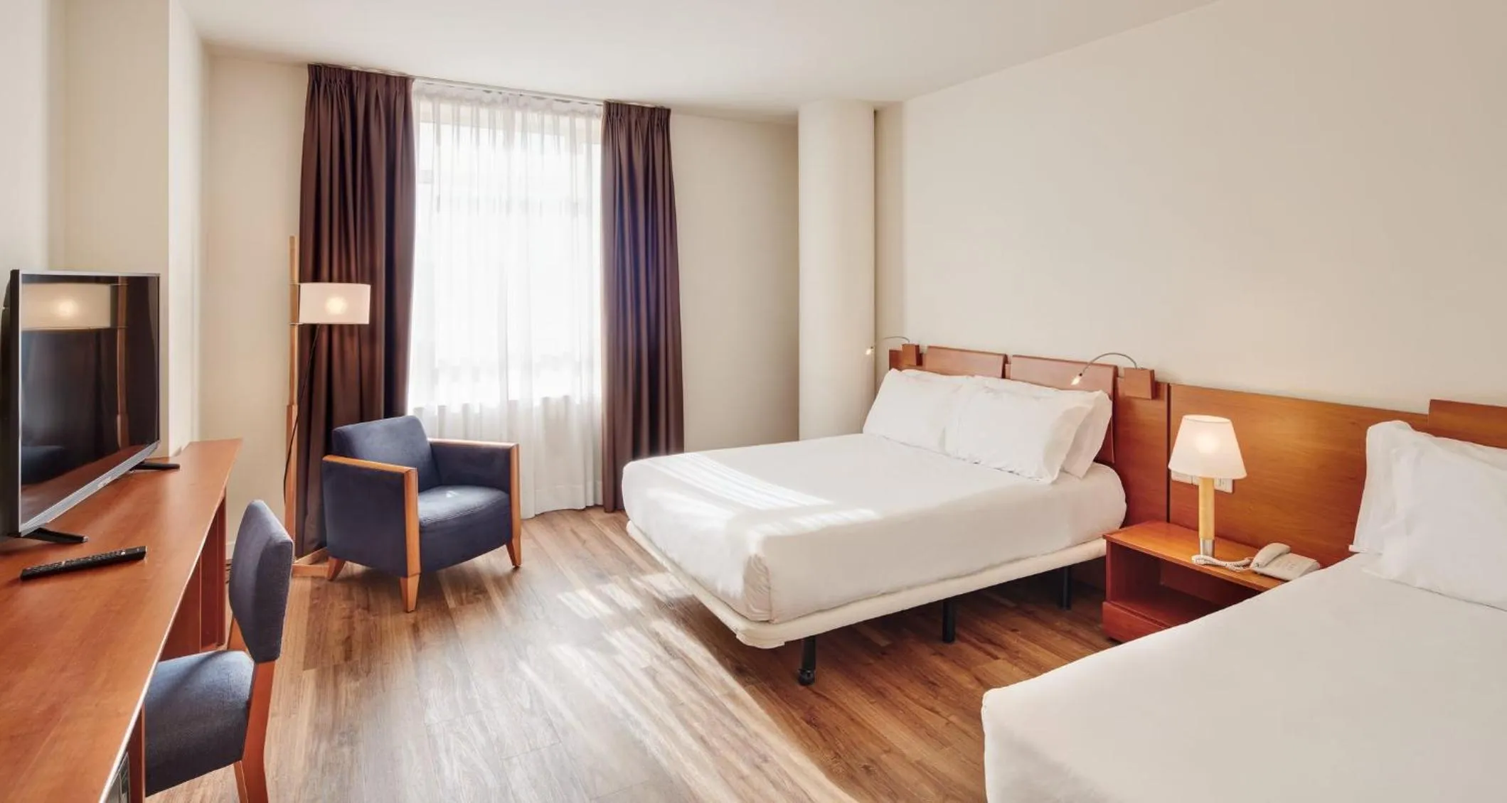 Photo of the whole room, Bed in Sercotel Arrahona Sabadell