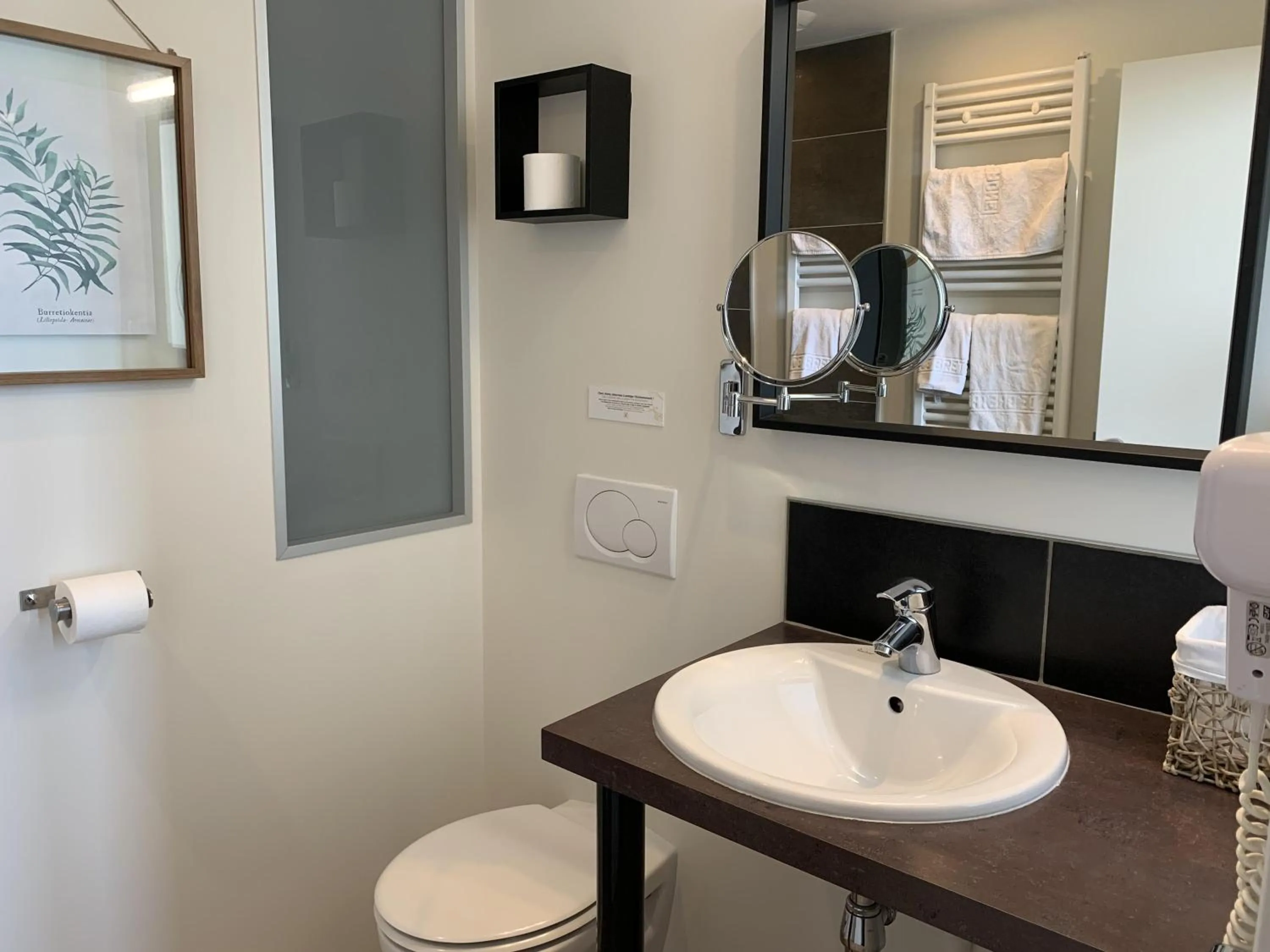 Bathroom in Hôtel de Bretagne Dol centre ville - Hotel et Restaurant