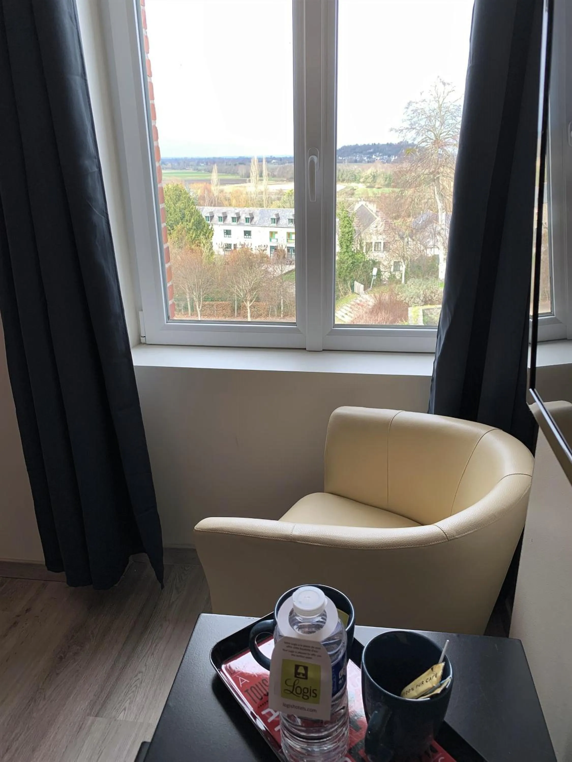 Seating area in Hôtel de Bretagne Dol centre ville - Hotel et Restaurant