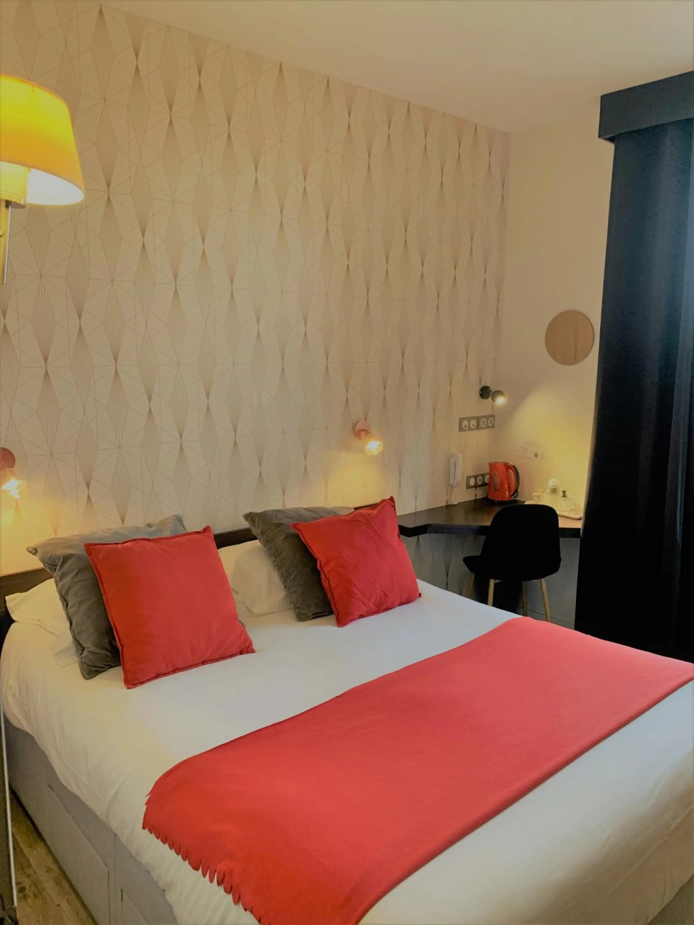 Bed in Hôtel de Bretagne Dol centre ville - Hotel et Restaurant