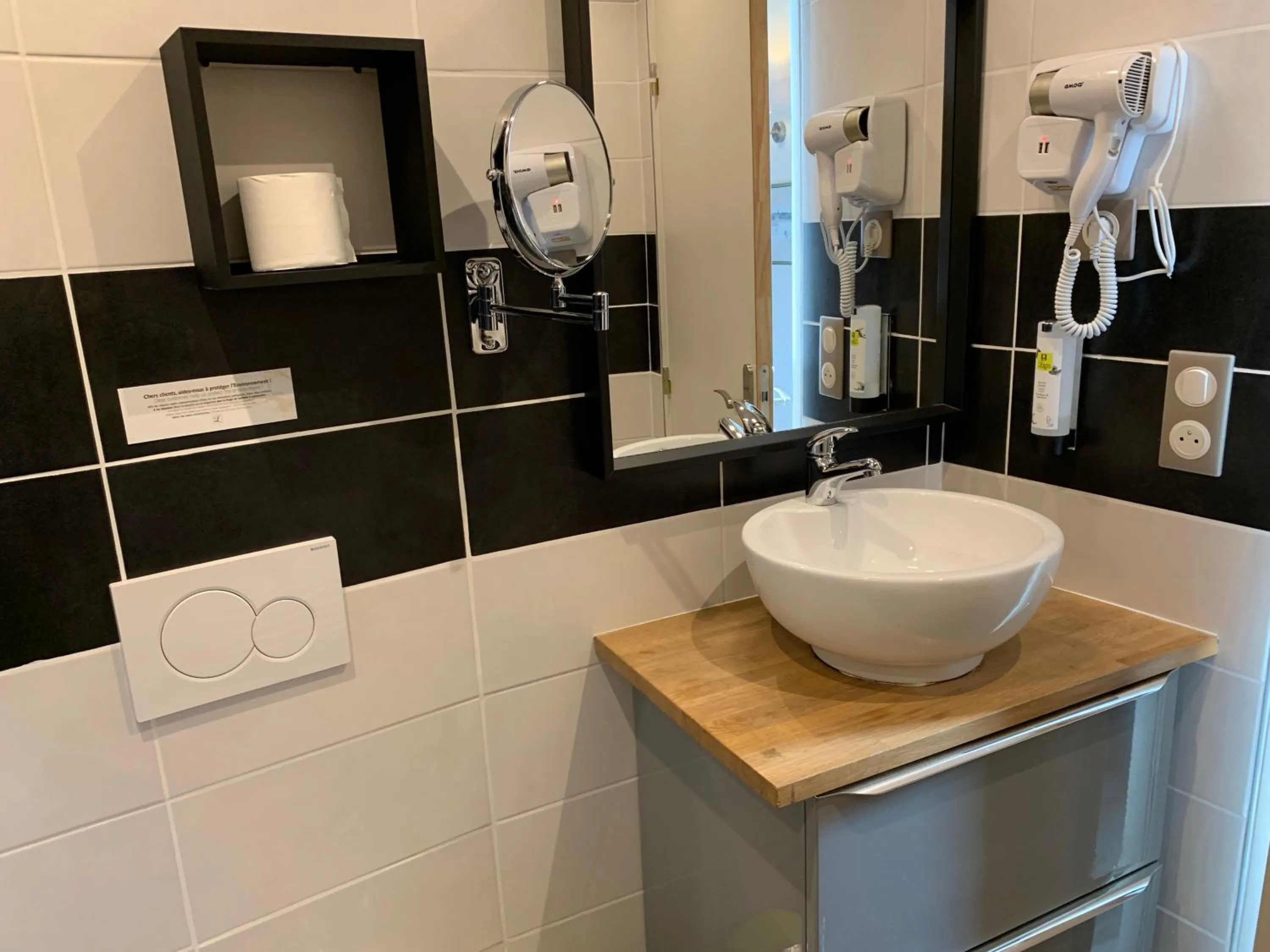 Bathroom in Hôtel de Bretagne Dol centre ville - Hotel et Restaurant