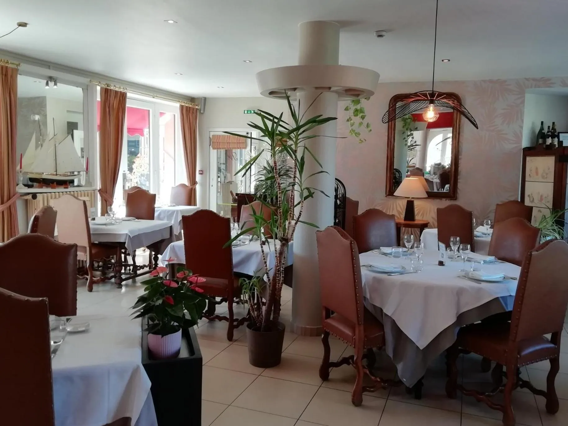 Restaurant/places to eat in Hôtel de Bretagne Dol centre ville - Hotel et Restaurant