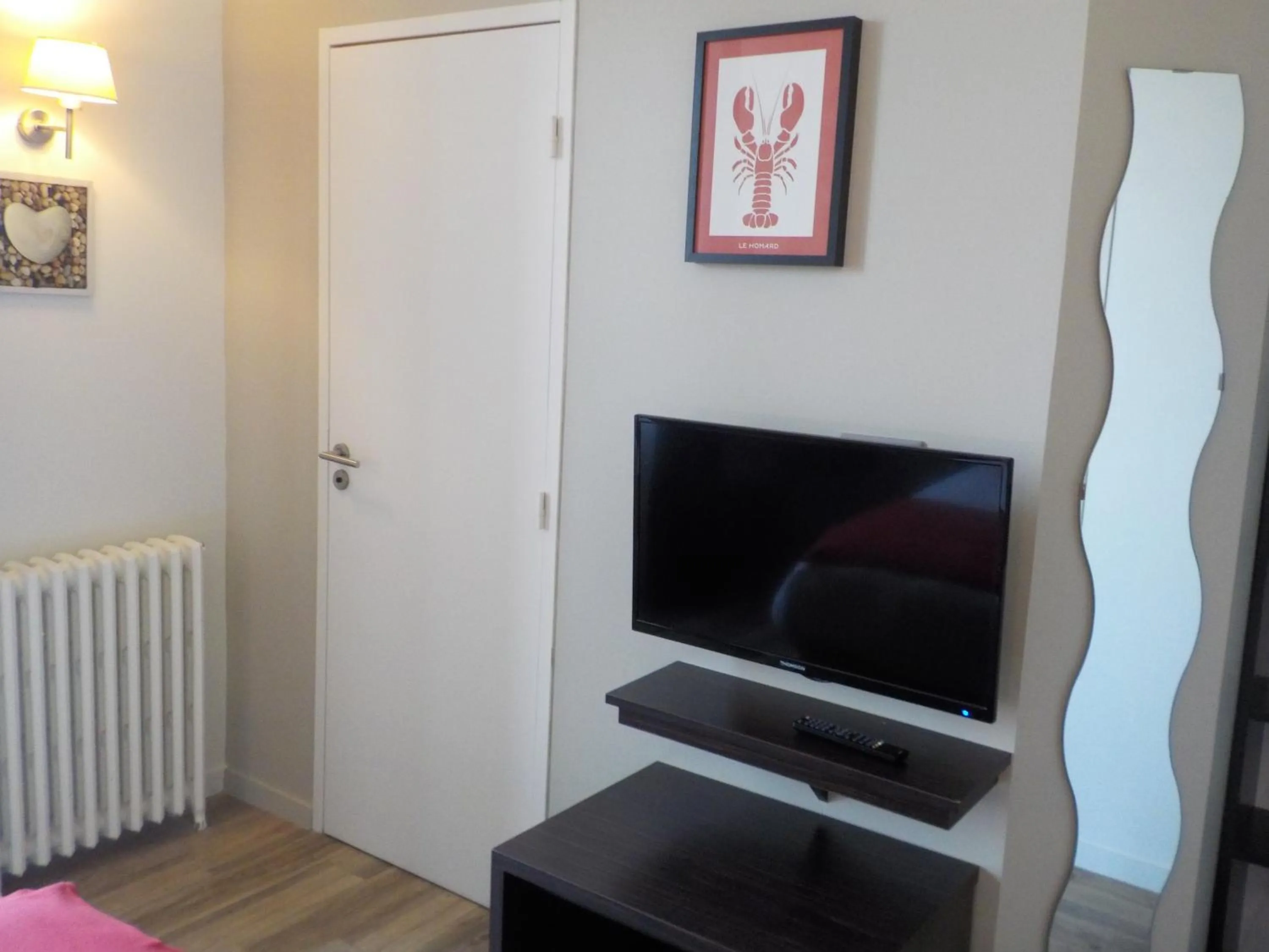 TV and multimedia in Hôtel de Bretagne Dol centre ville - Hotel et Restaurant