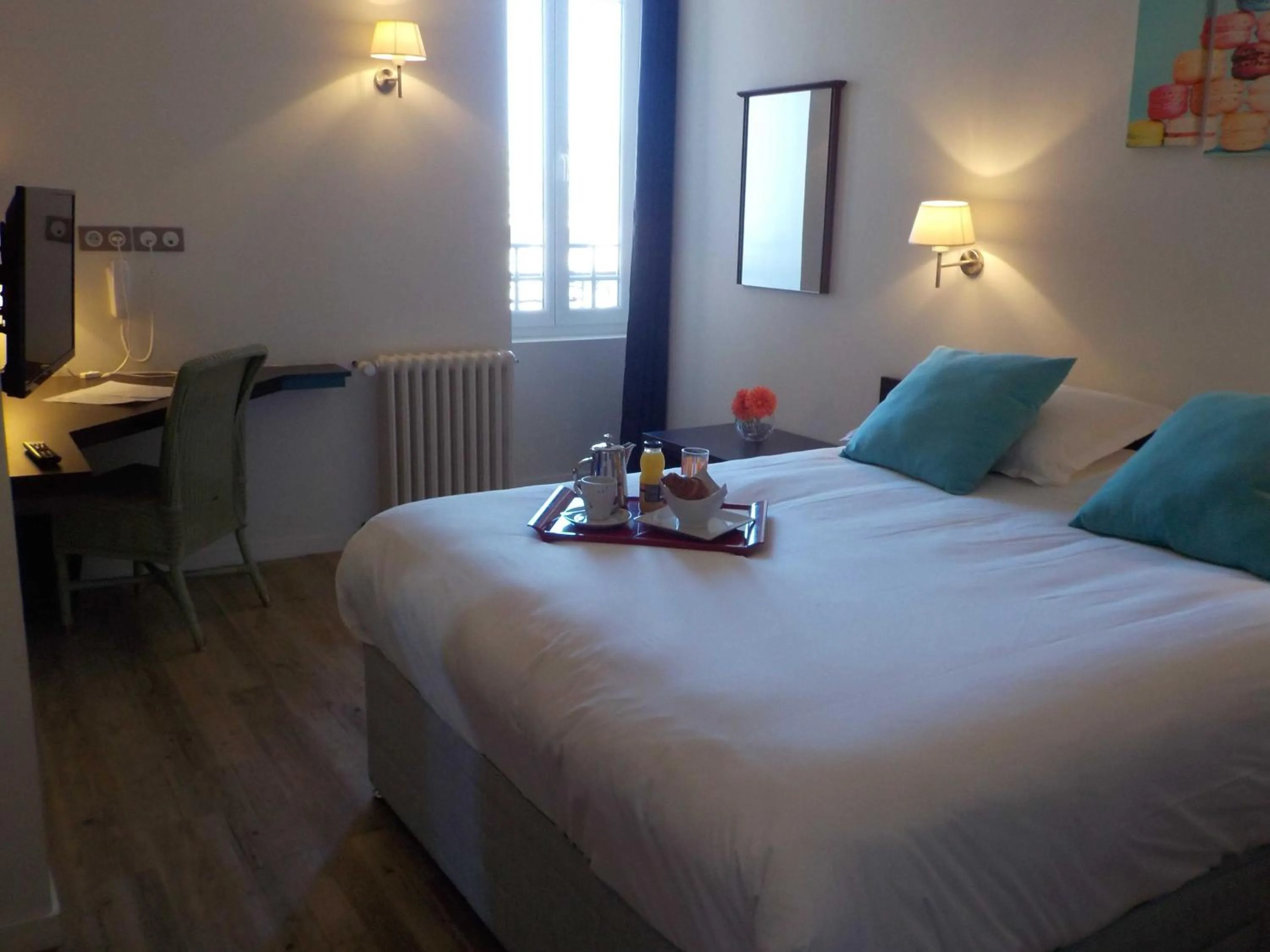 Photo of the whole room, Bed in Hôtel de Bretagne Dol centre ville - Hotel et Restaurant