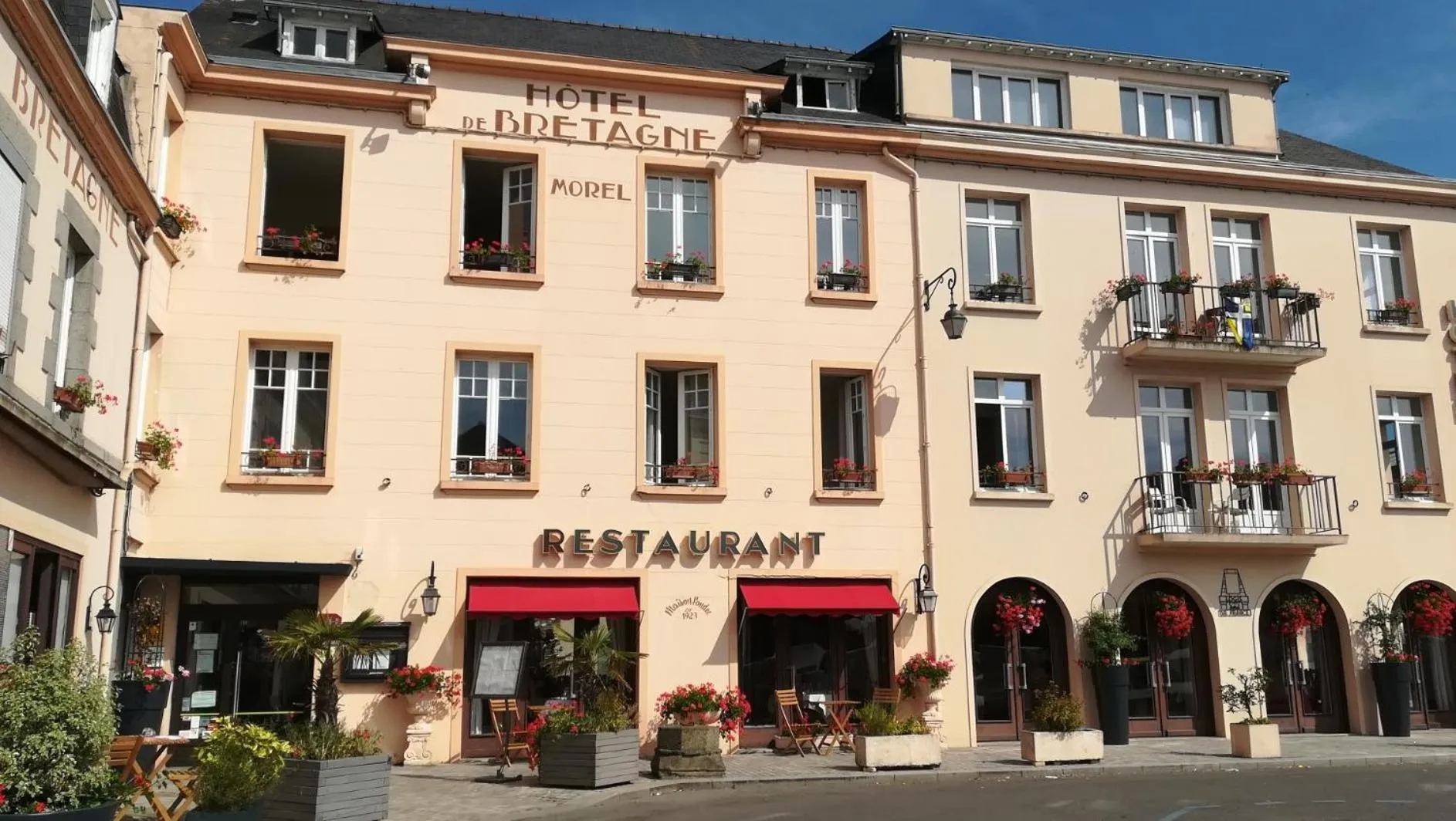 Property building in Hôtel de Bretagne Dol centre ville - Hotel et Restaurant