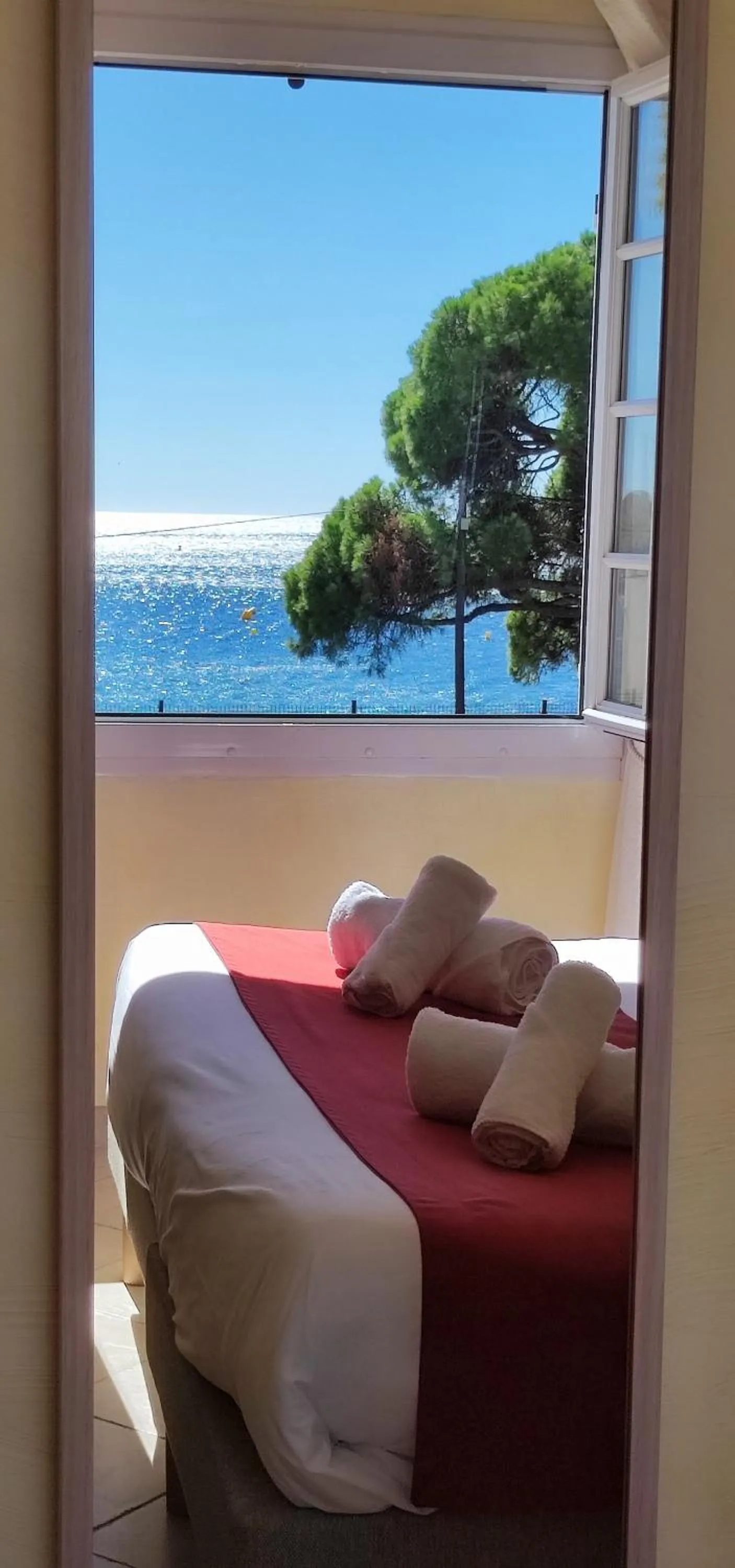 Landmark view, Bed in Hôtel & Spa La Villa