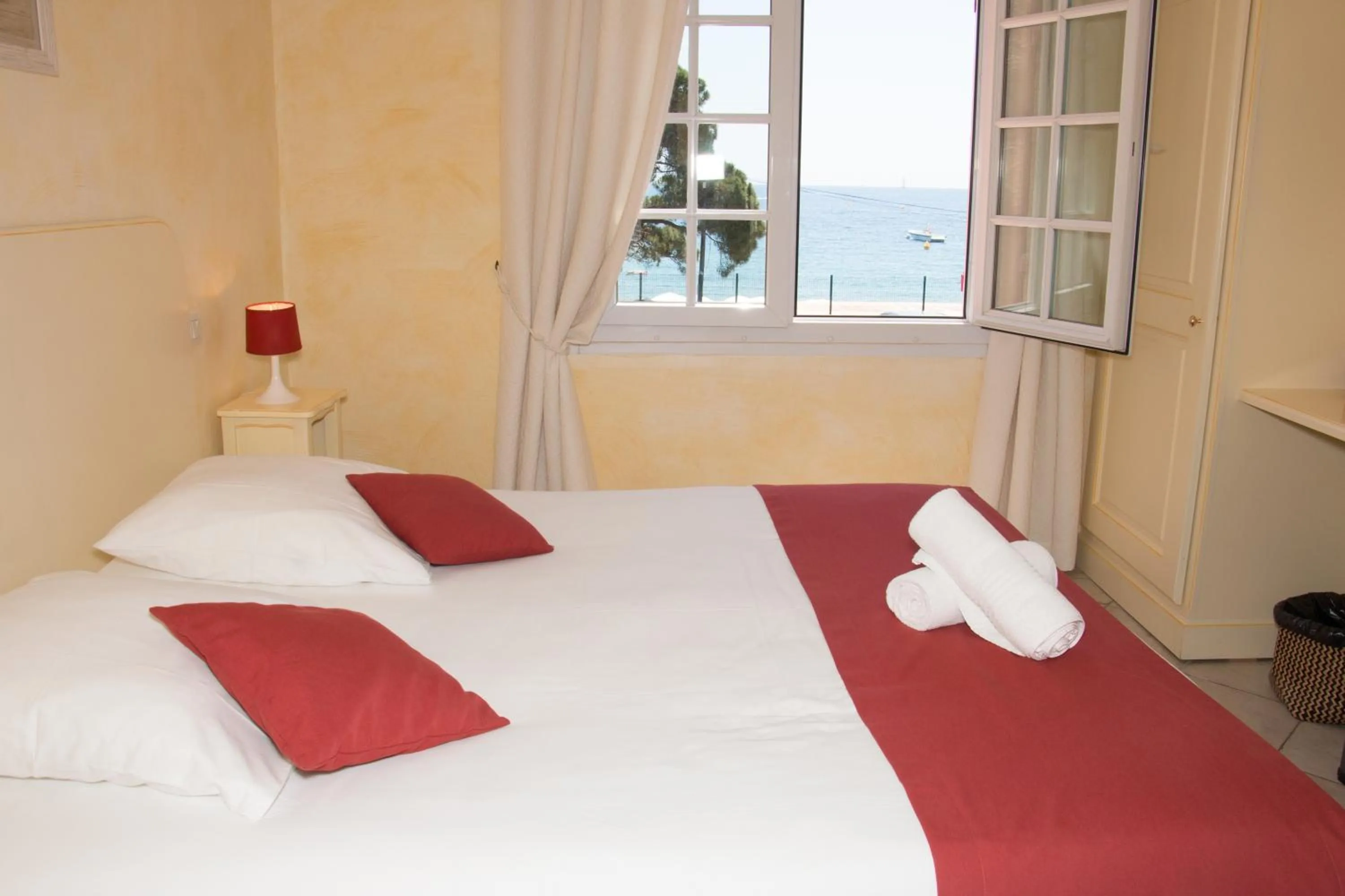 Sea view, Bed in Hôtel & Spa La Villa