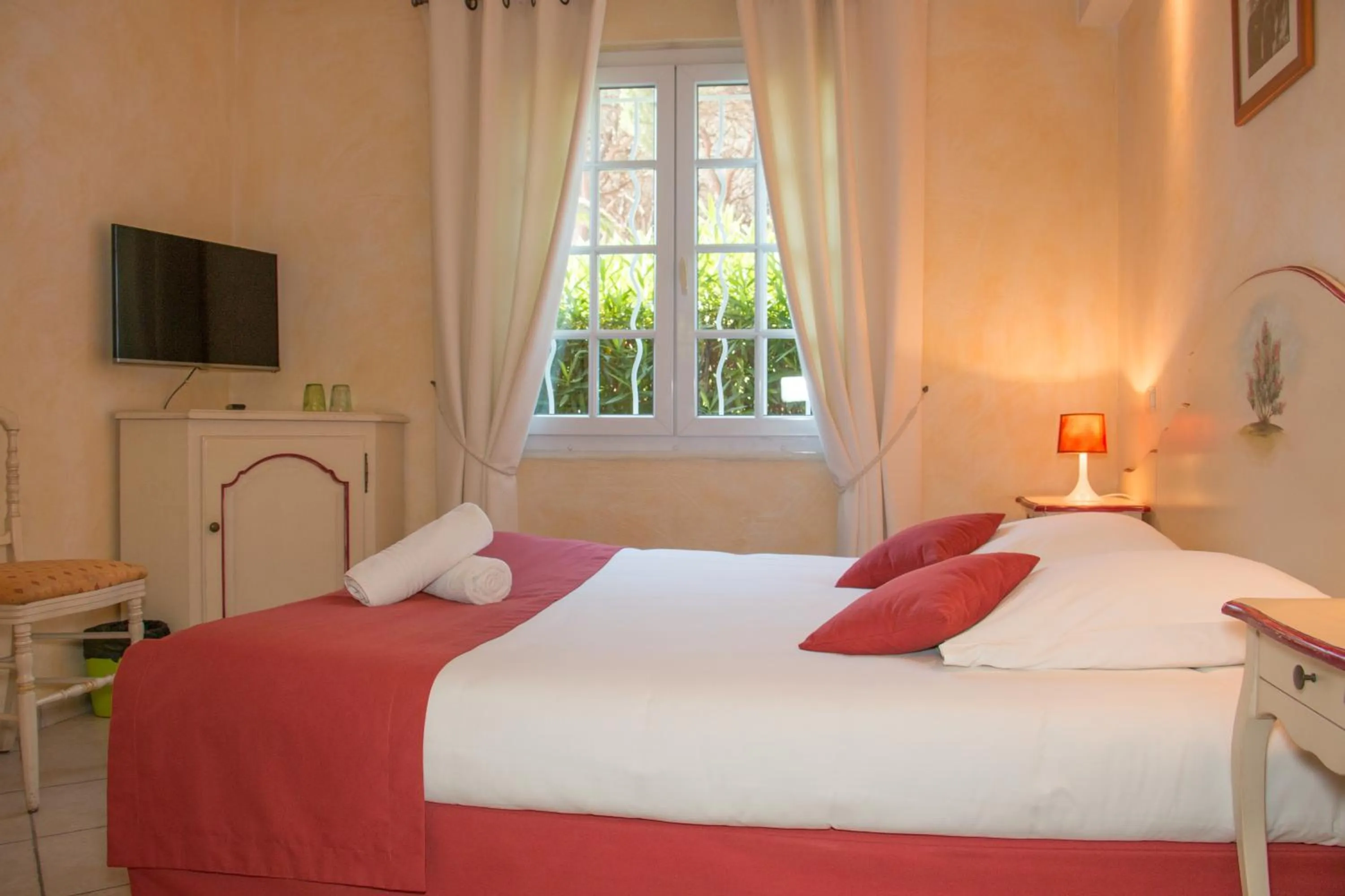 Standard Room with Queen Bed in Hôtel & Spa La Villa
