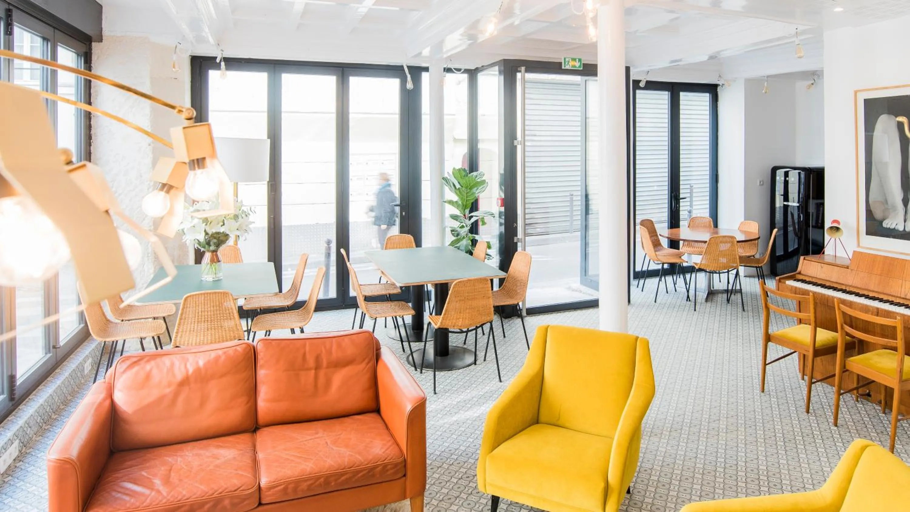 Communal lounge/ TV room in Hôtel Lucien