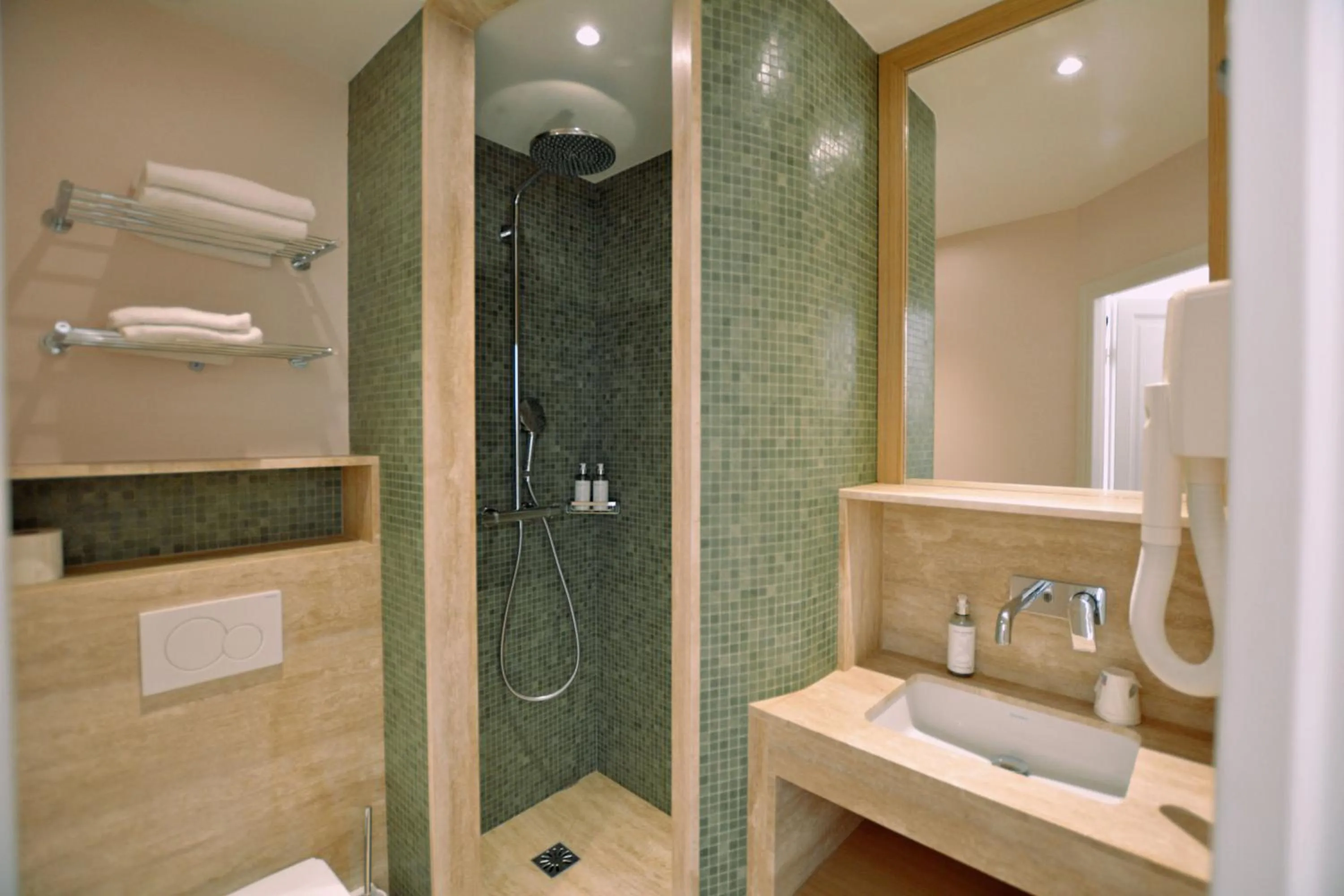 Shower in Hôtel Lucien