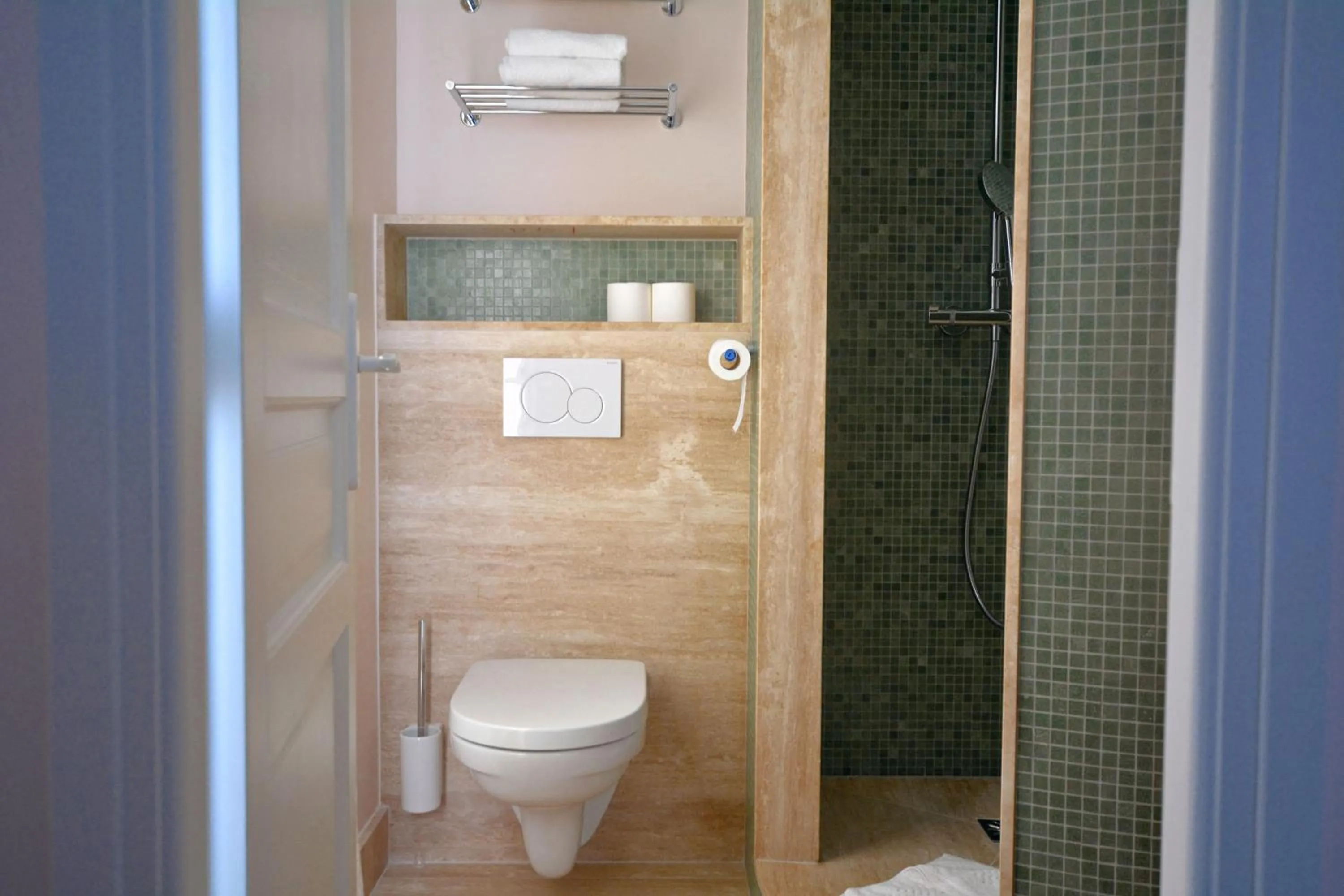 Shower in Hôtel Lucien