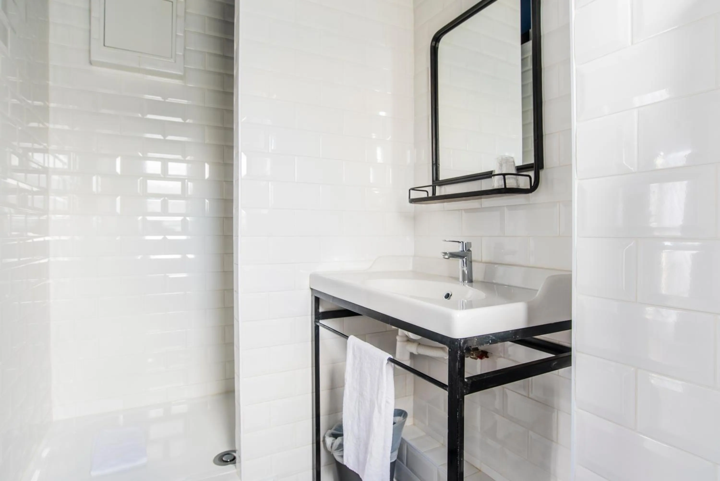 Shower in Hôtel Lucien