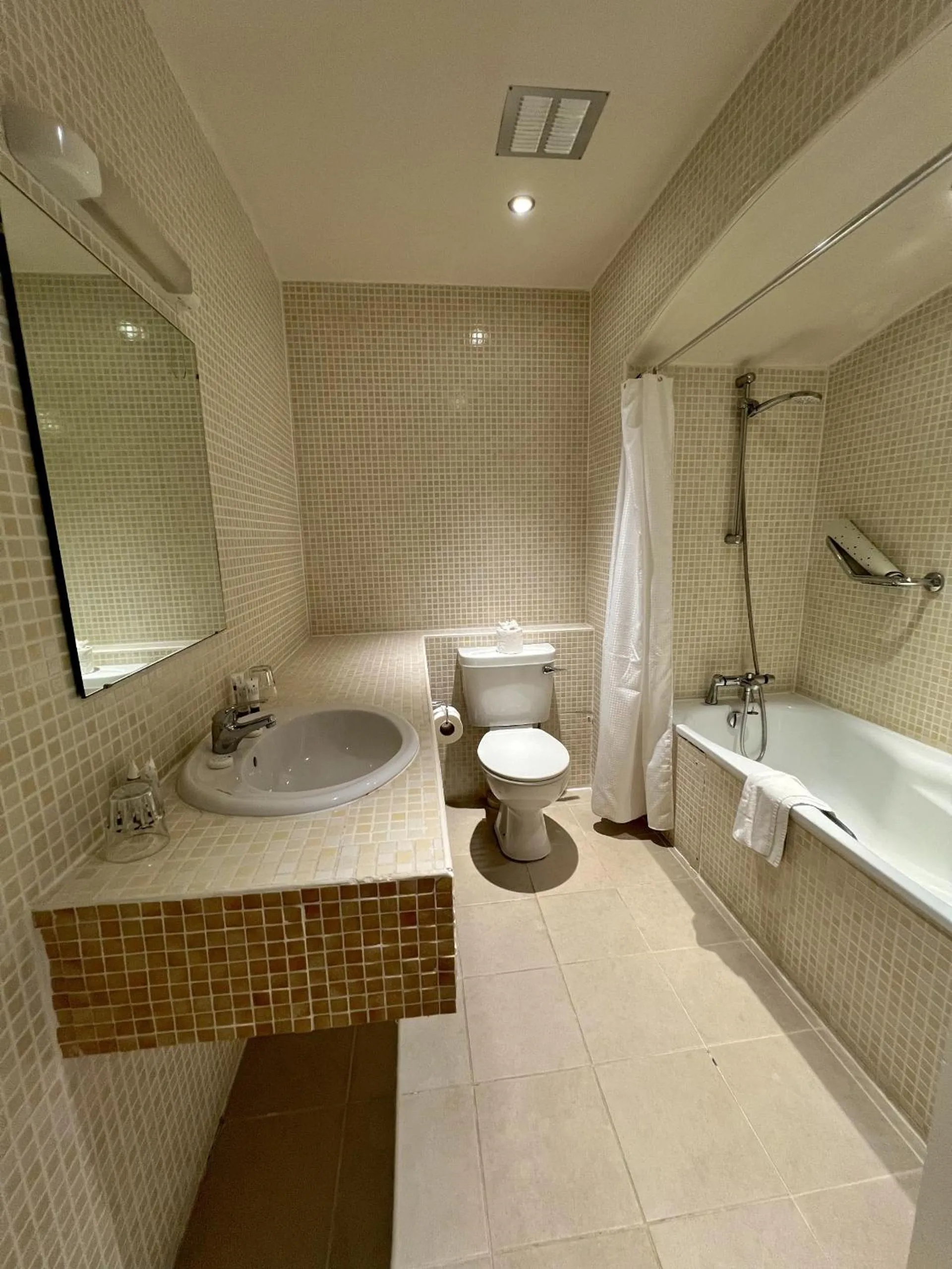Bathroom in Cavendish Hotel